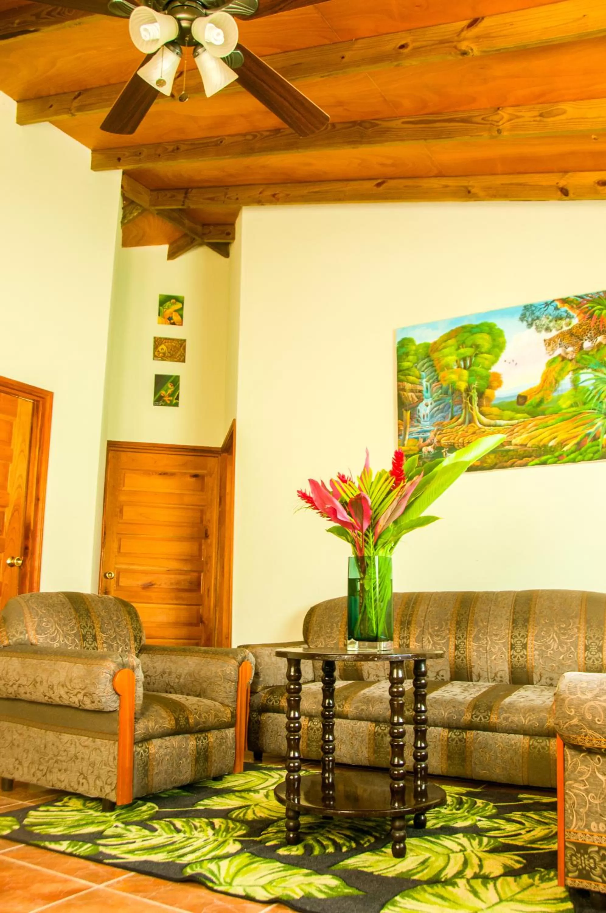 Living room in The Log Cab-Inn