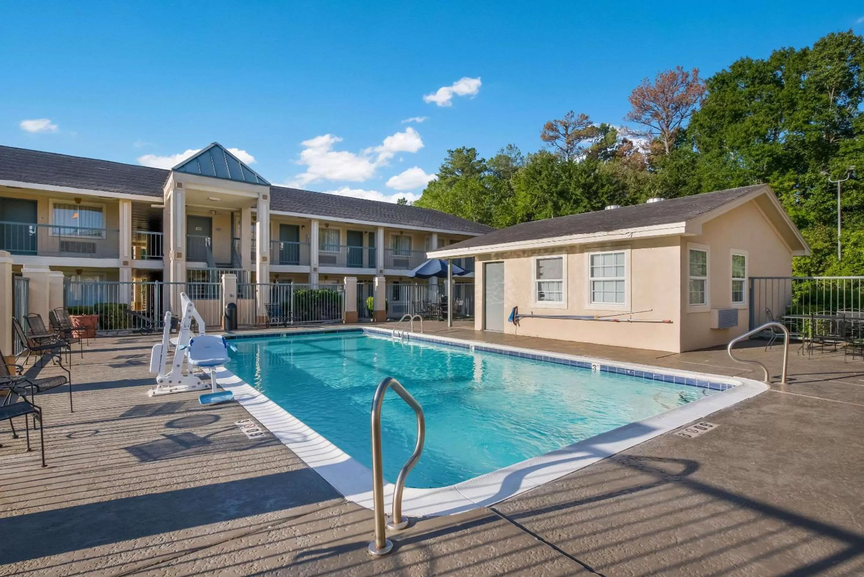 Swimming pool in Quality Inn & Suites Lufkin