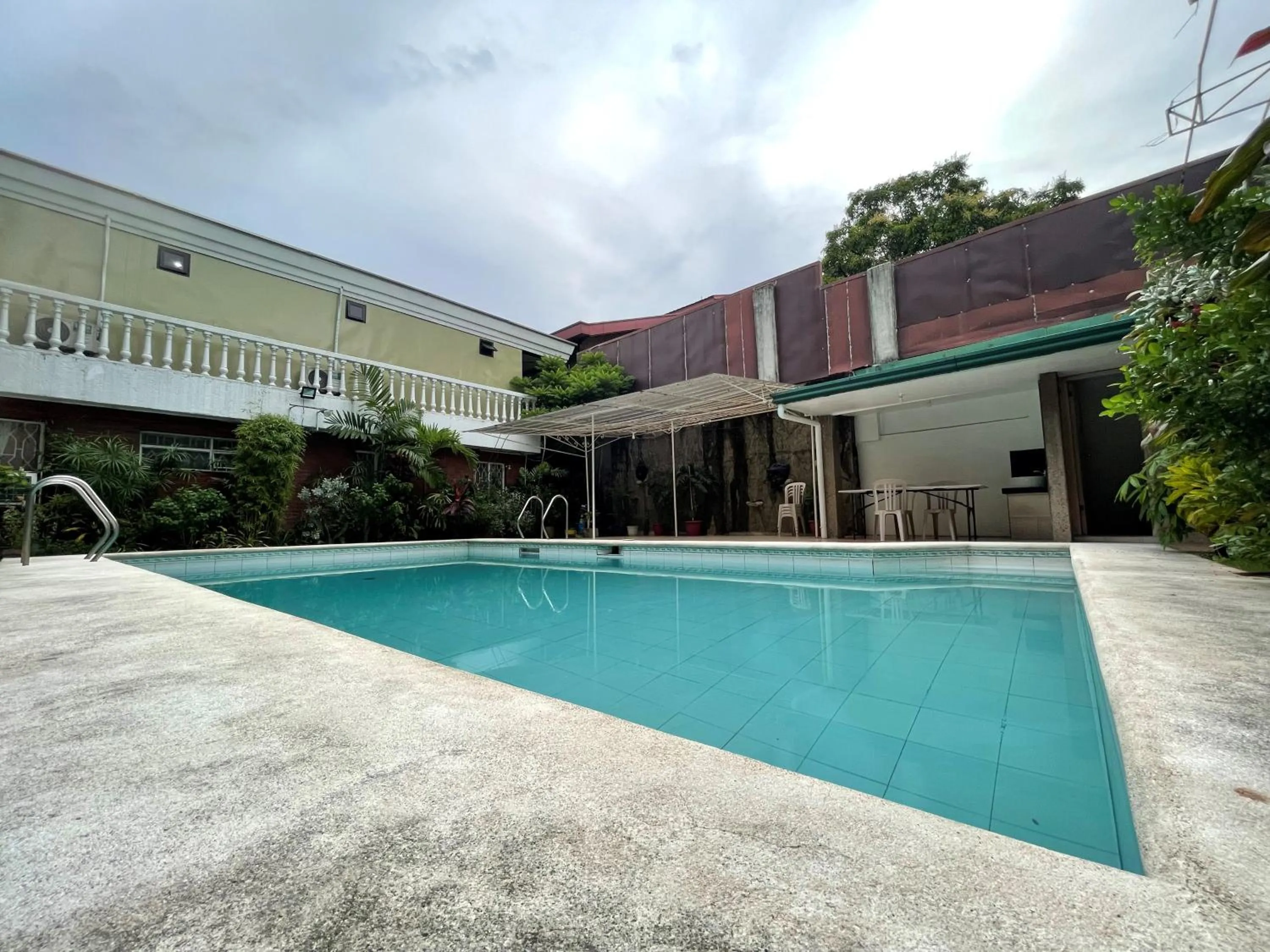 Swimming pool in 1888 Staycation Inn by Cocotel