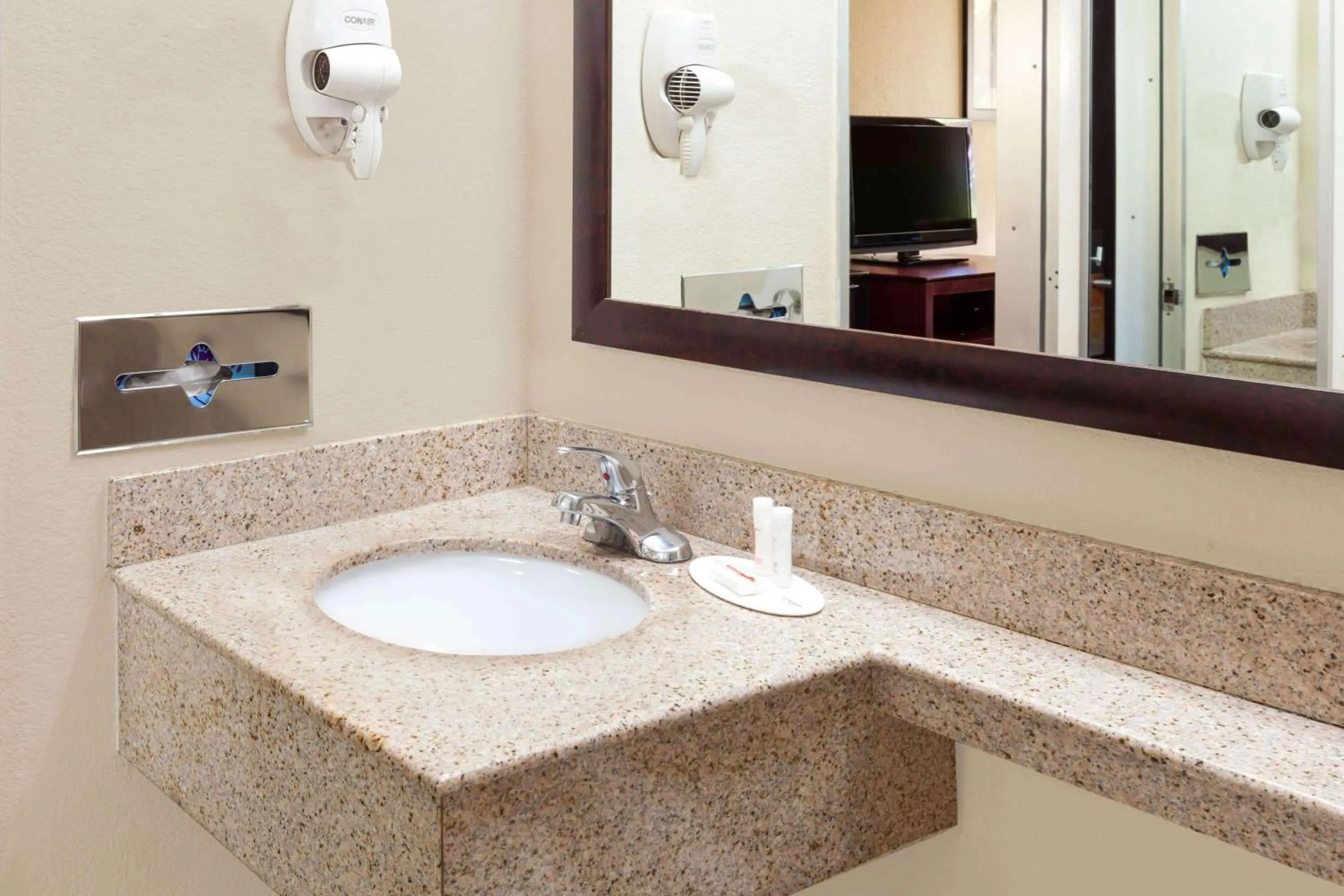 Photo of the whole room in Howard Johnson by Wyndham Arlington Ballpark / Six Flags