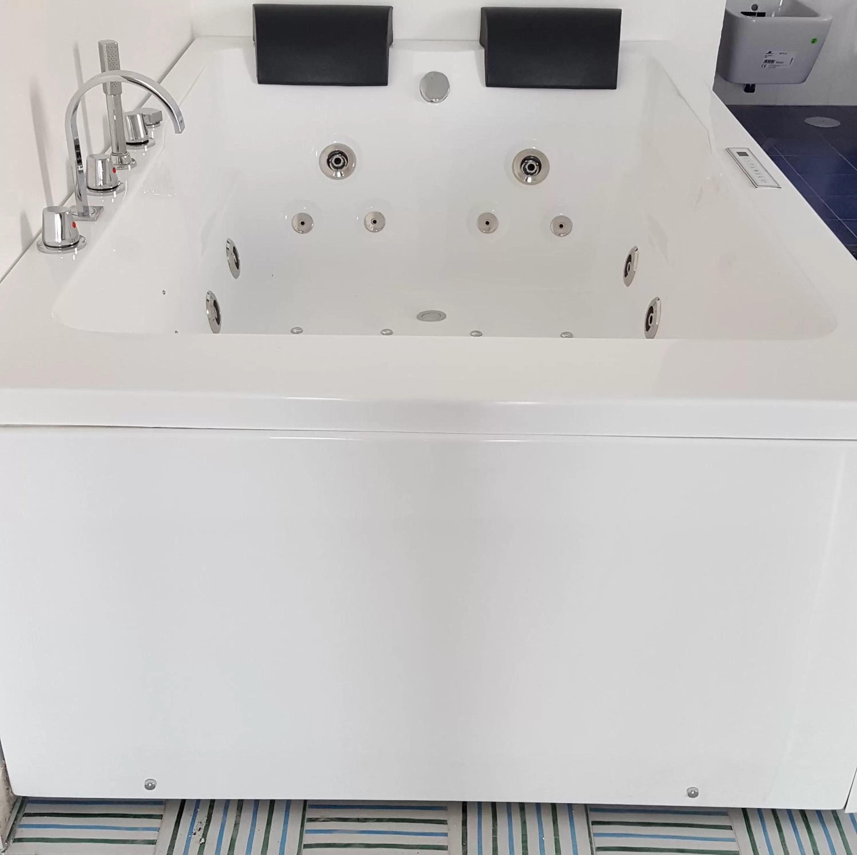 Hot Tub in Hotel Bristol