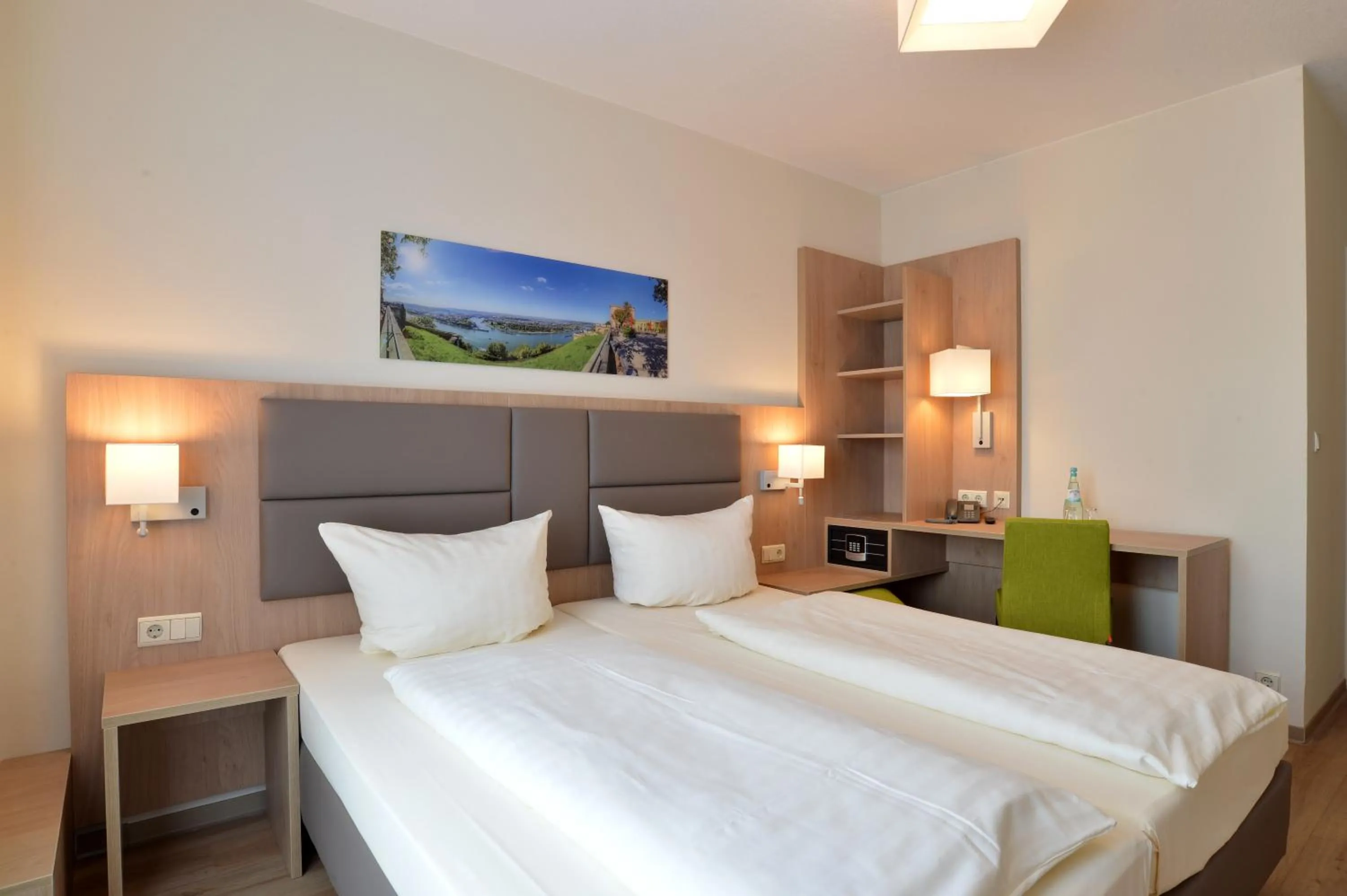 Bed in City-Hotel Kurfürst Balduin