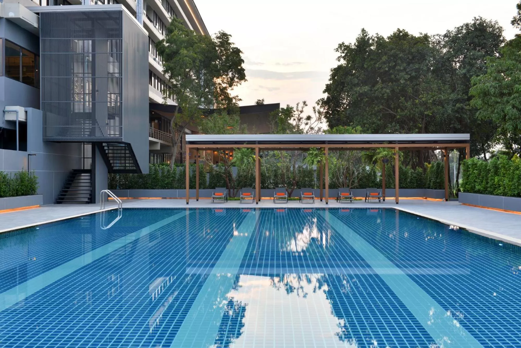 Swimming pool in Tinidee Hotel Bangkok Golf Club