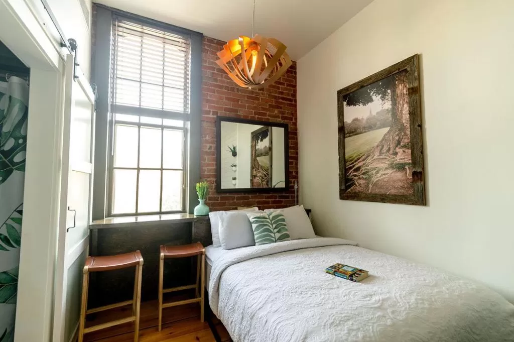 Queen Room with Garden View in Edison's Inn