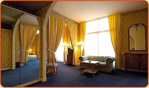 Living room, Bed in Grand Hotel Astoria