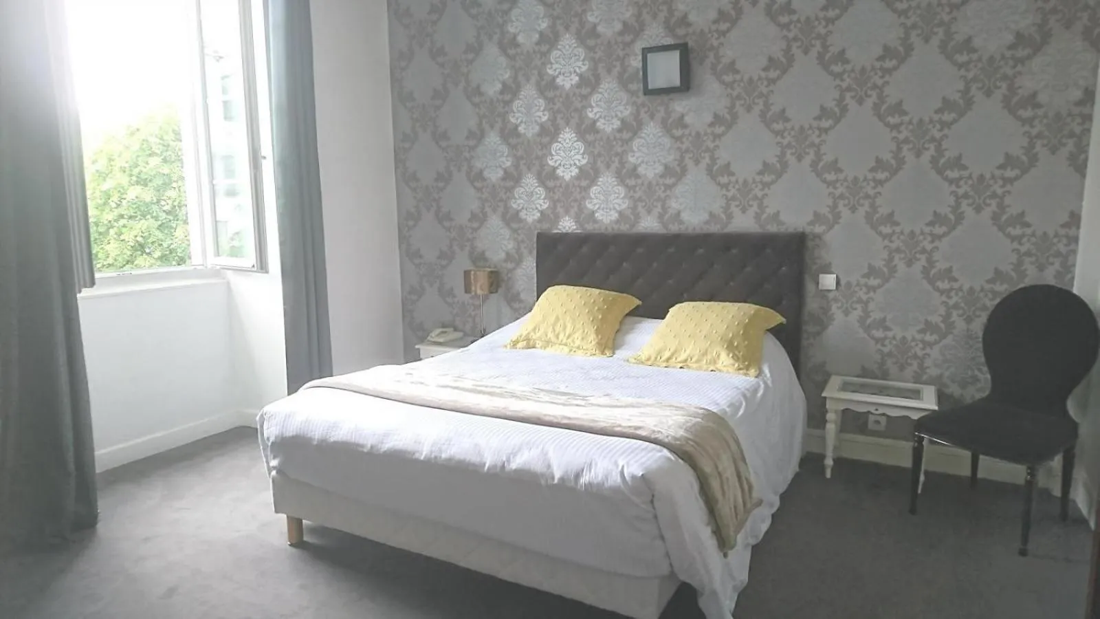 Photo of the whole room, Bed in The Originals Boutique, Villa Montpensier, Pau