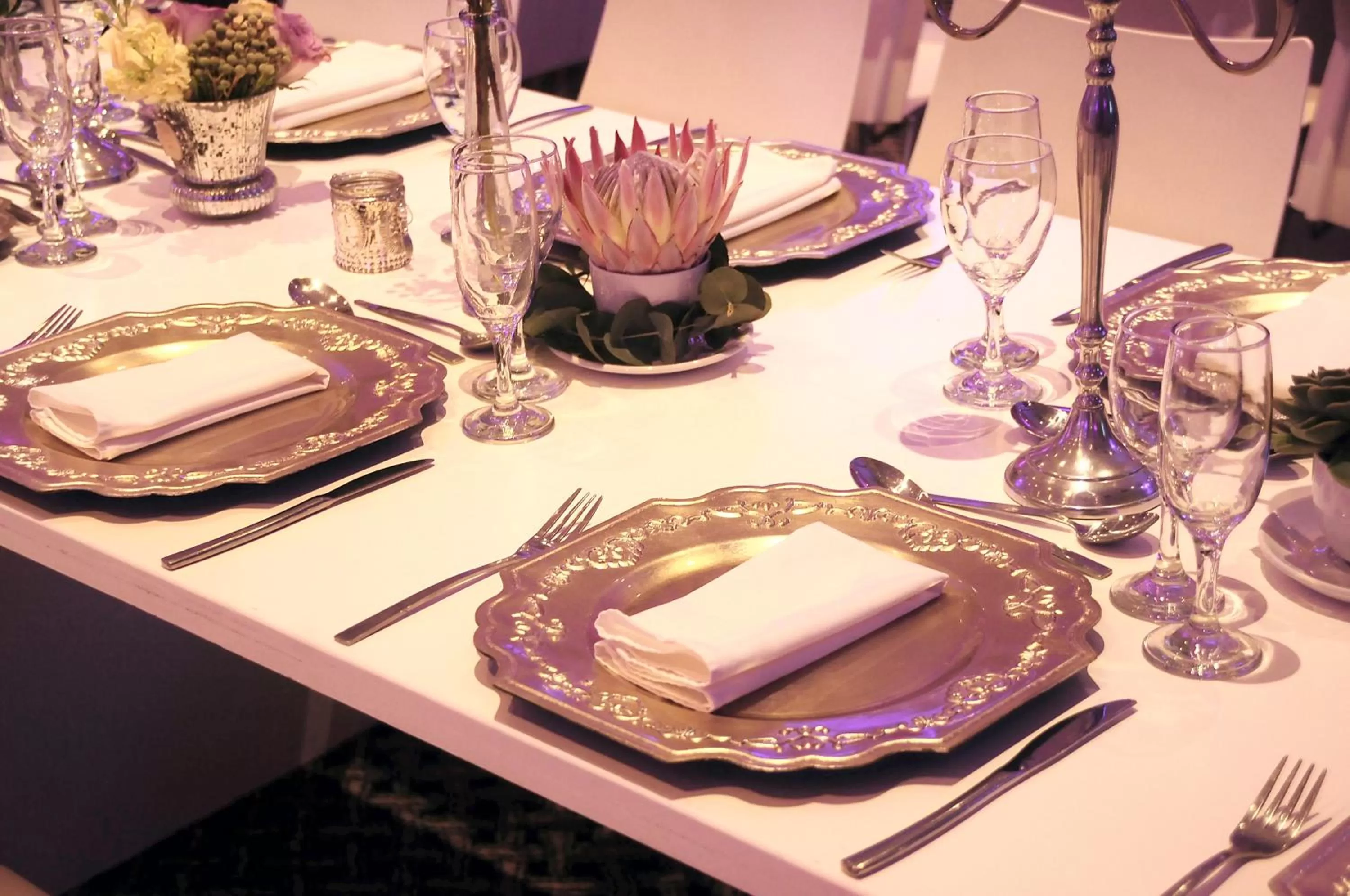 Restaurant/places to eat in President Hotel