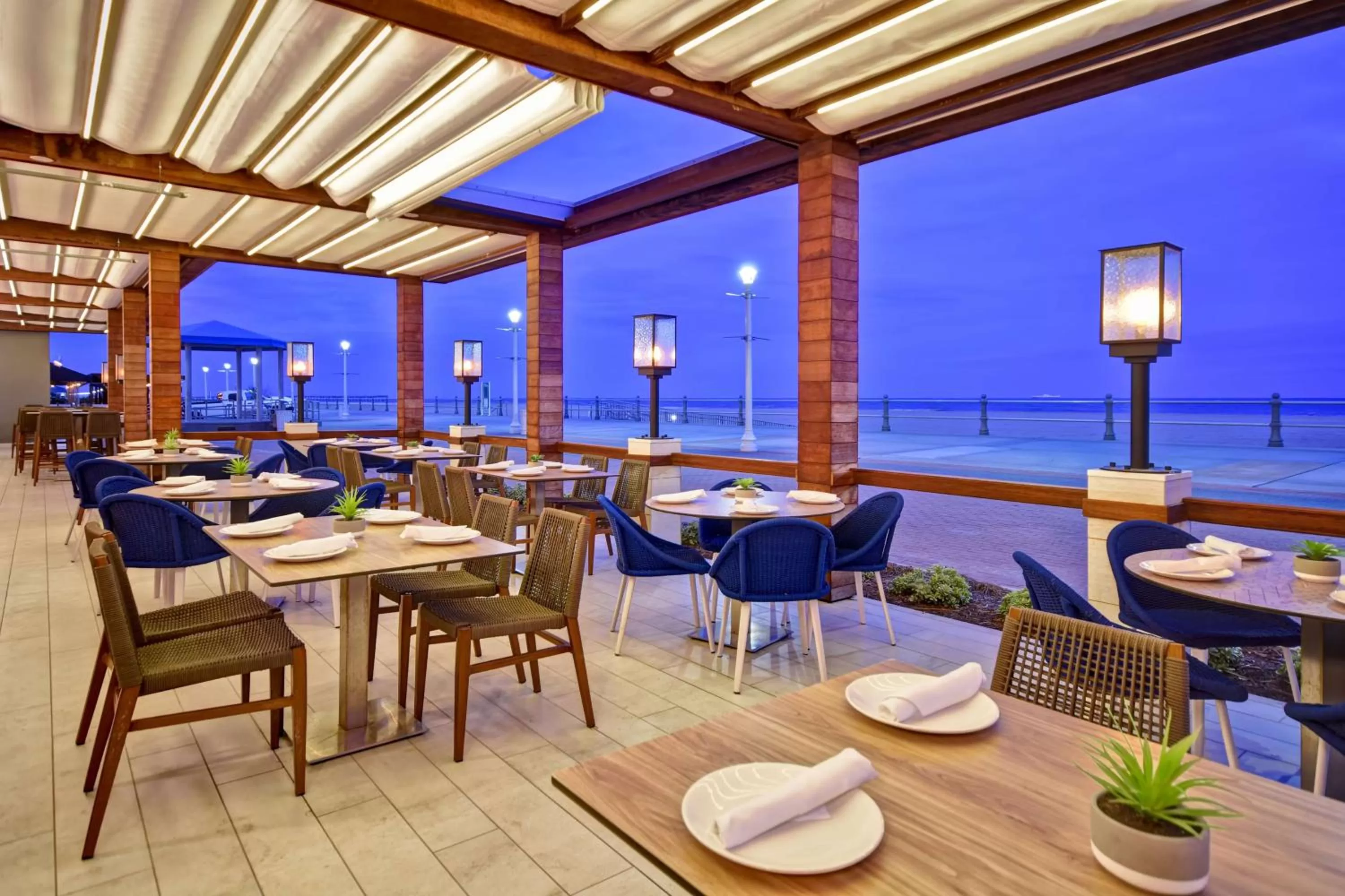 Dining area in DoubleTree by Hilton Oceanfront Virginia Beach