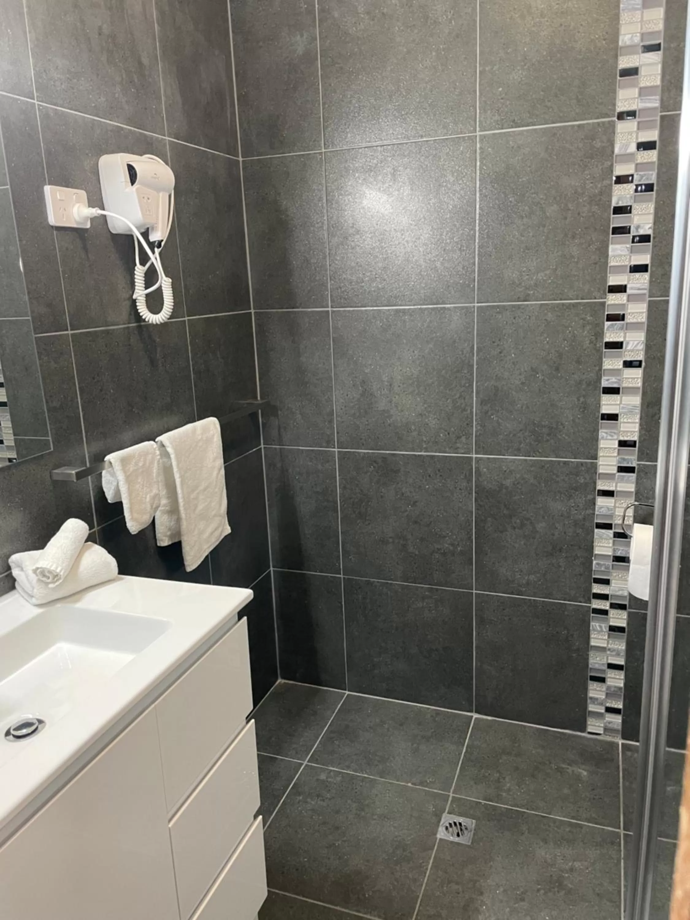 Bathroom in SHEPPARTON MOTOR INN Tudor House Motel