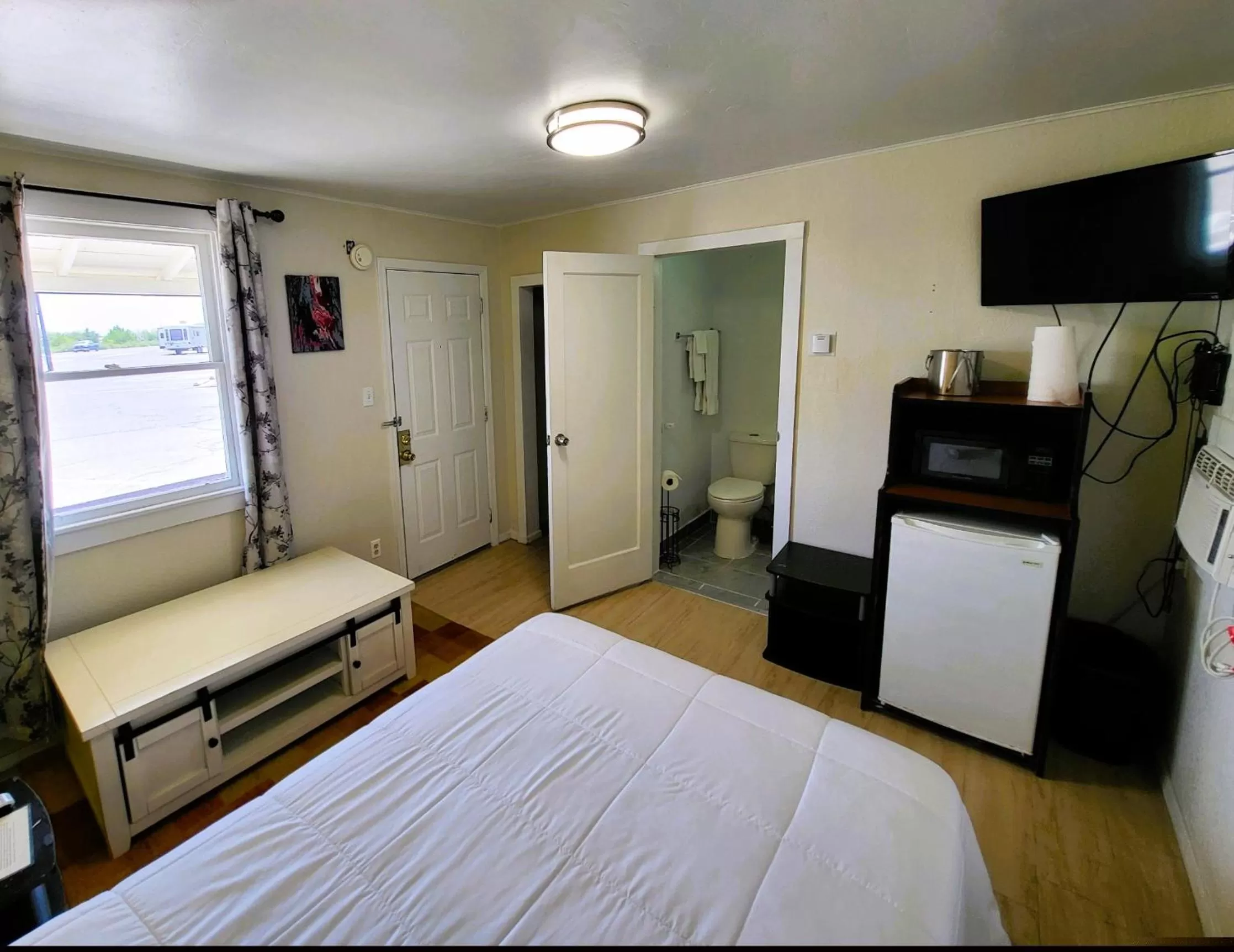 Shower, Bed in Rose's Motel