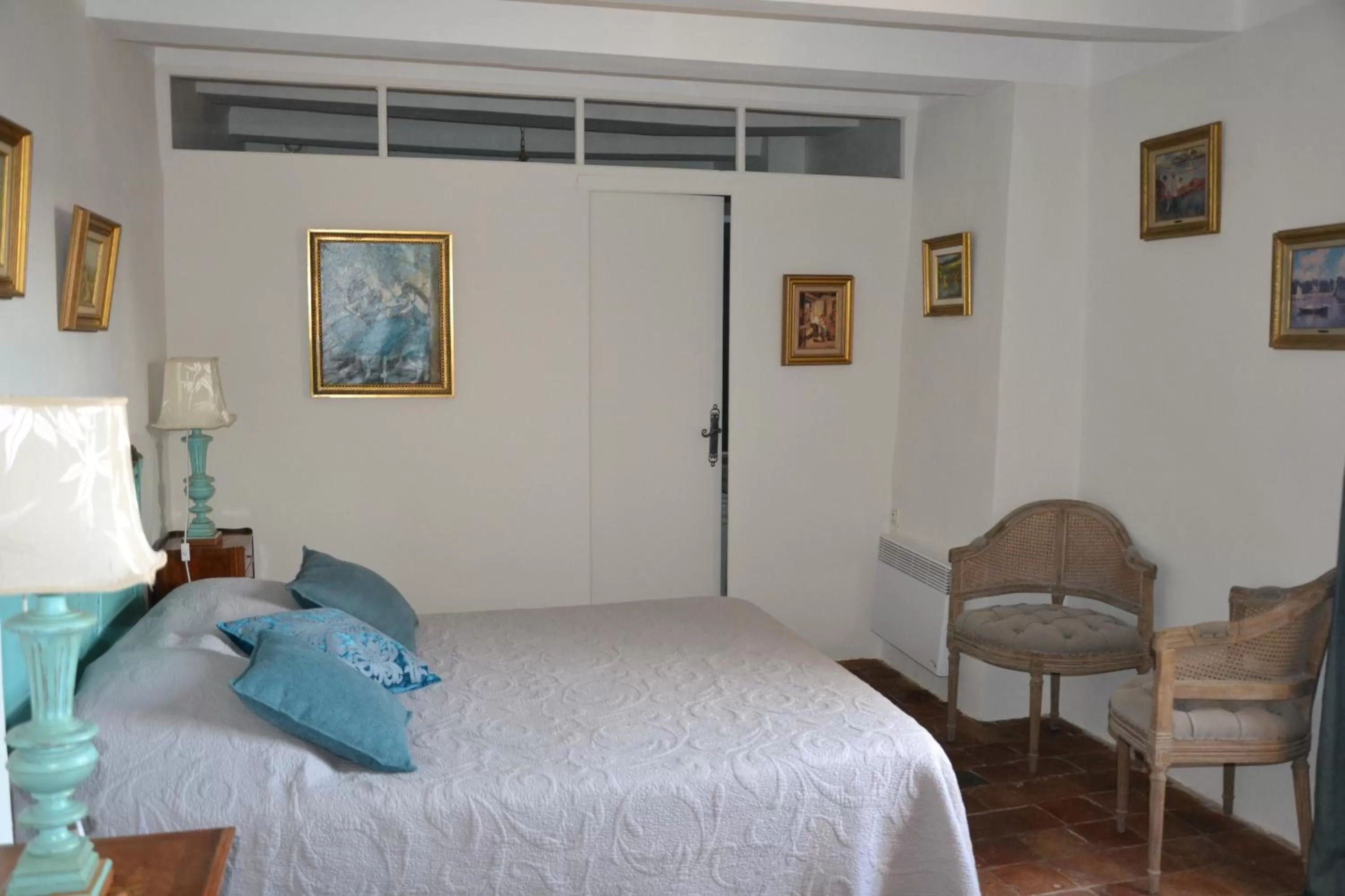 Photo of the whole room, Bed in Maison Saint Louis avec Jacuzzi