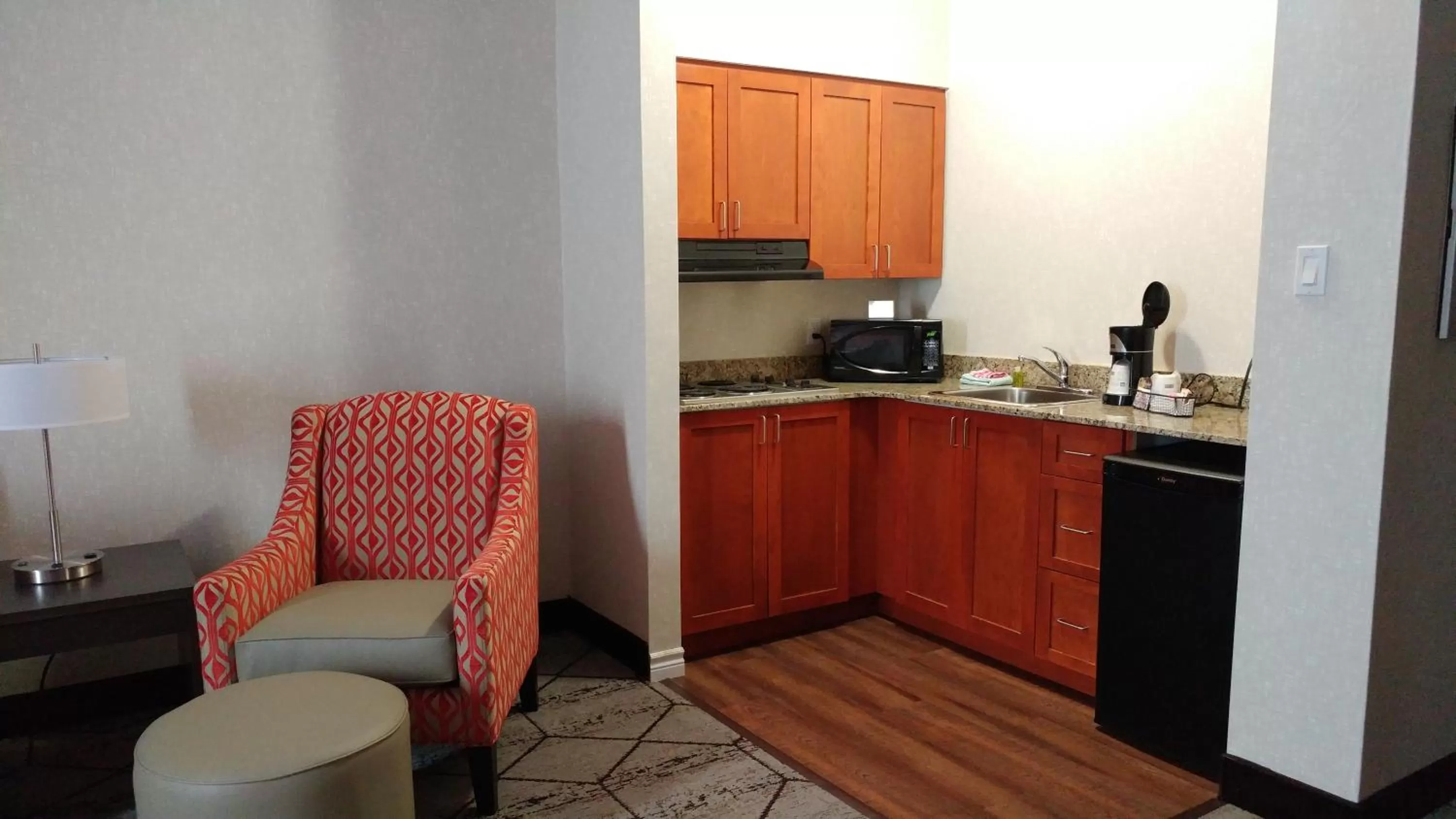 Kitchen or kitchenette in Best Western Plus Rose City Suites