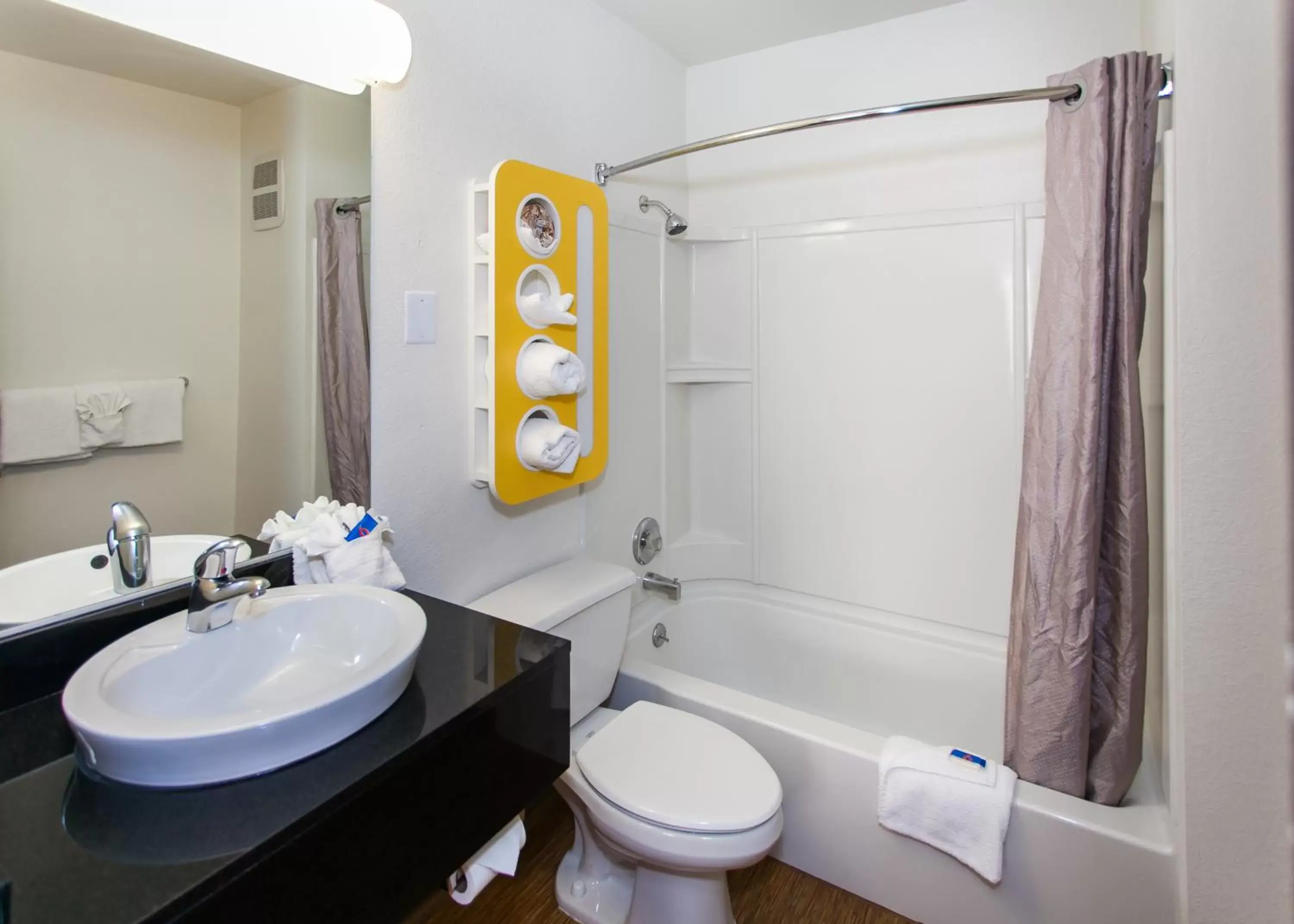 Queen Room with Two Queen Beds in Motel 6 Hollywood Queen Room with Two Queen Beds in Motel 6 Hollywood