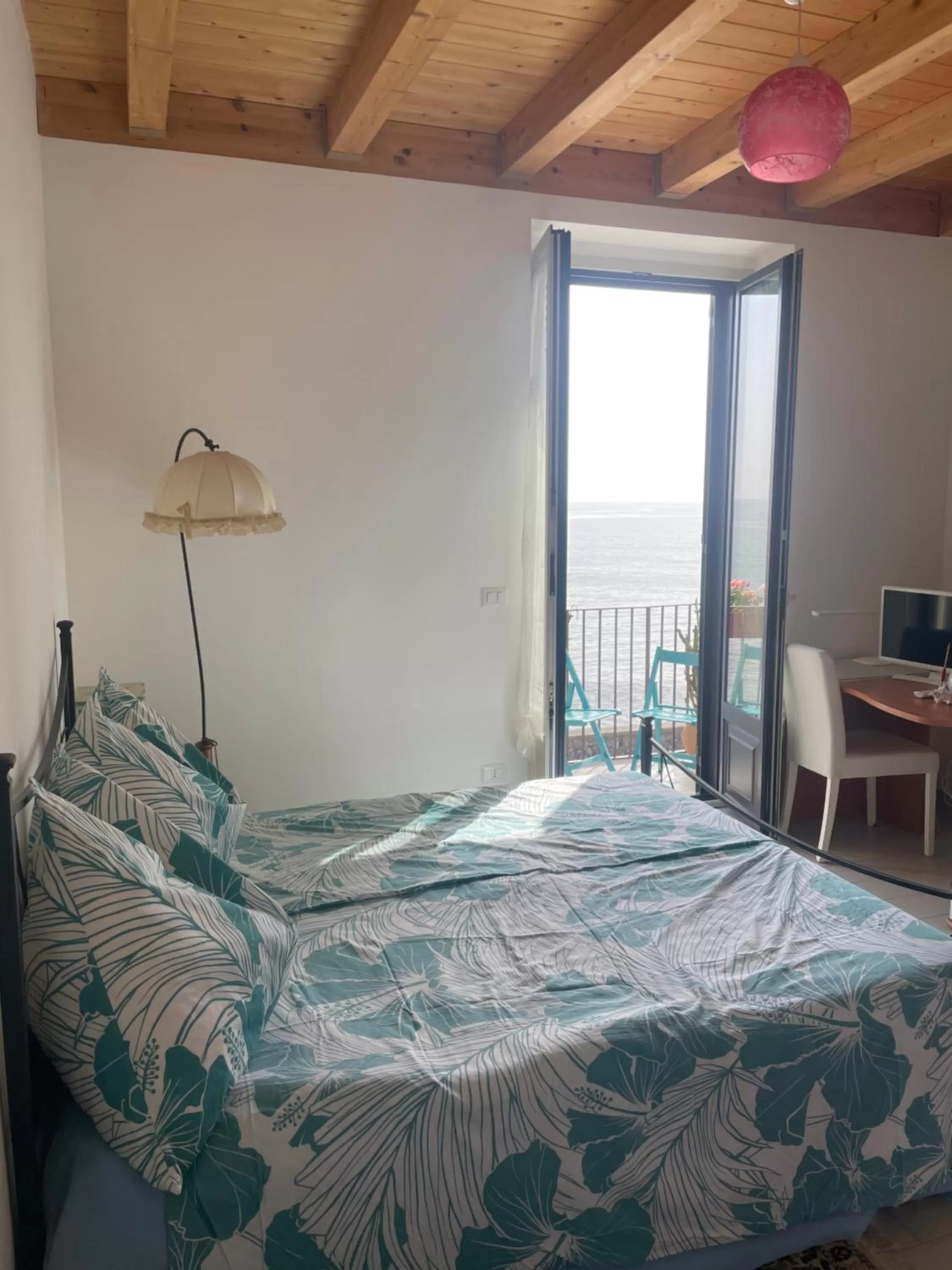 Photo of the whole room, Bed in Sunshine