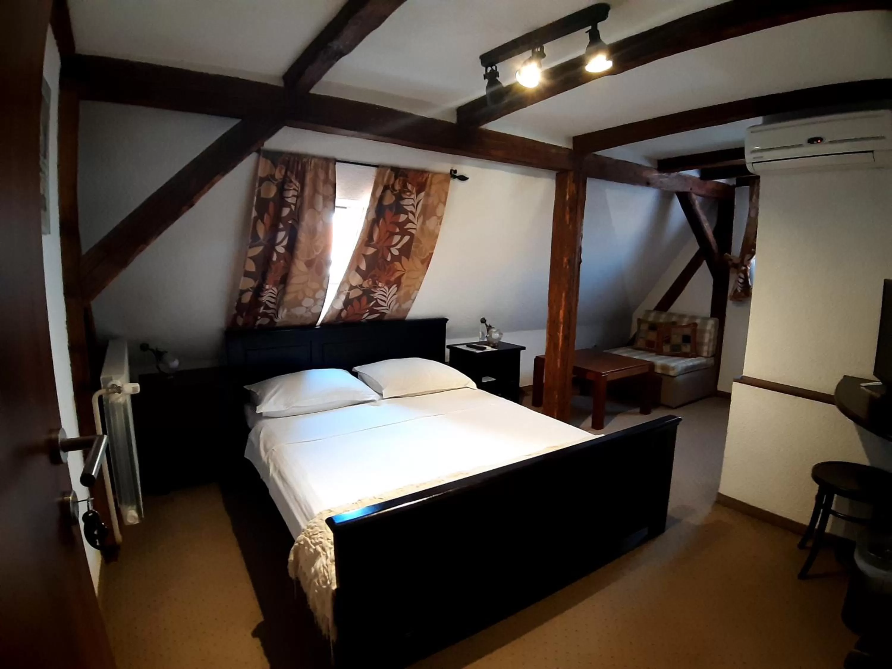 Property building, Bed in Maksimilian Osijek