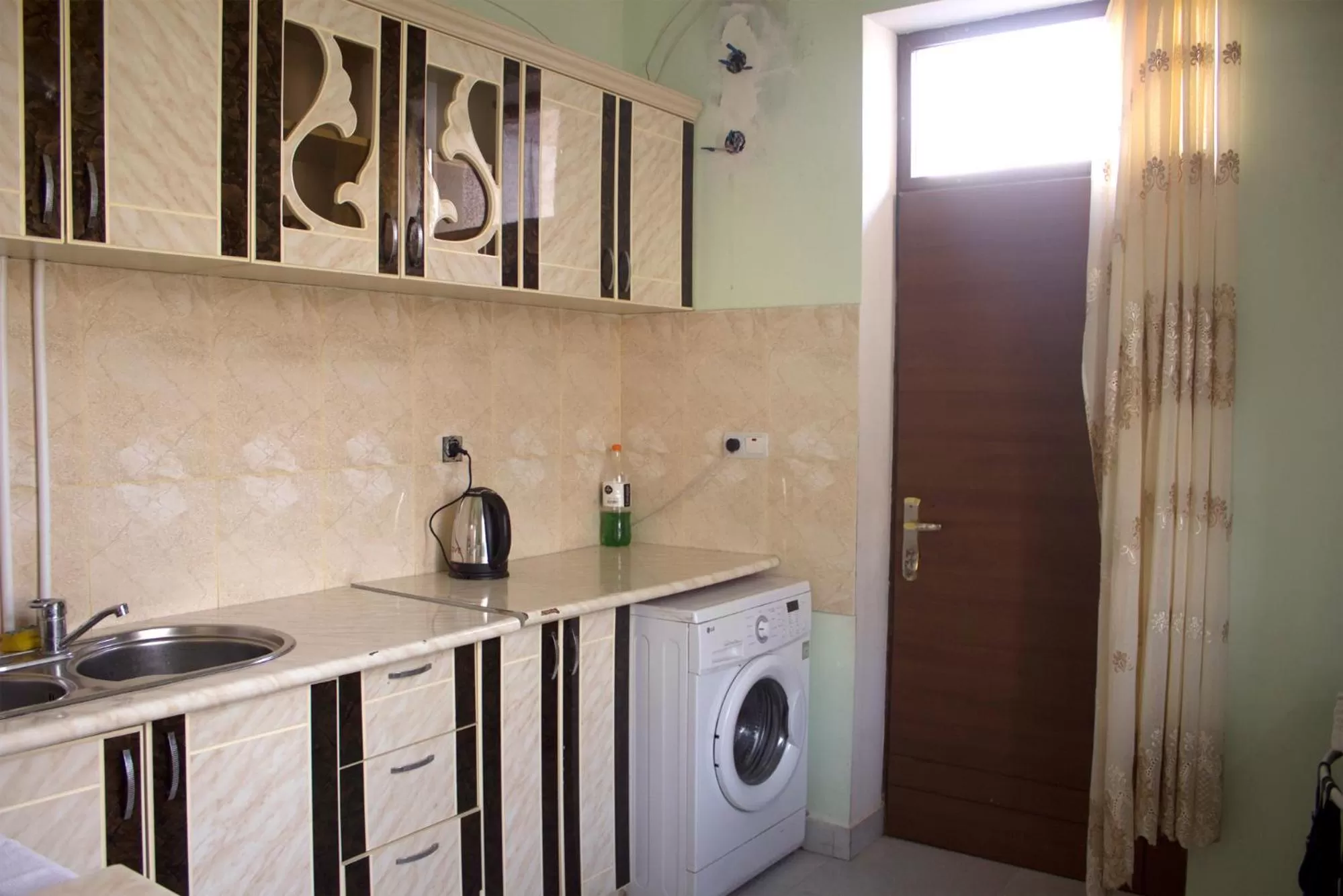 Communal kitchen in Tatev Shinuhayr Hotel'