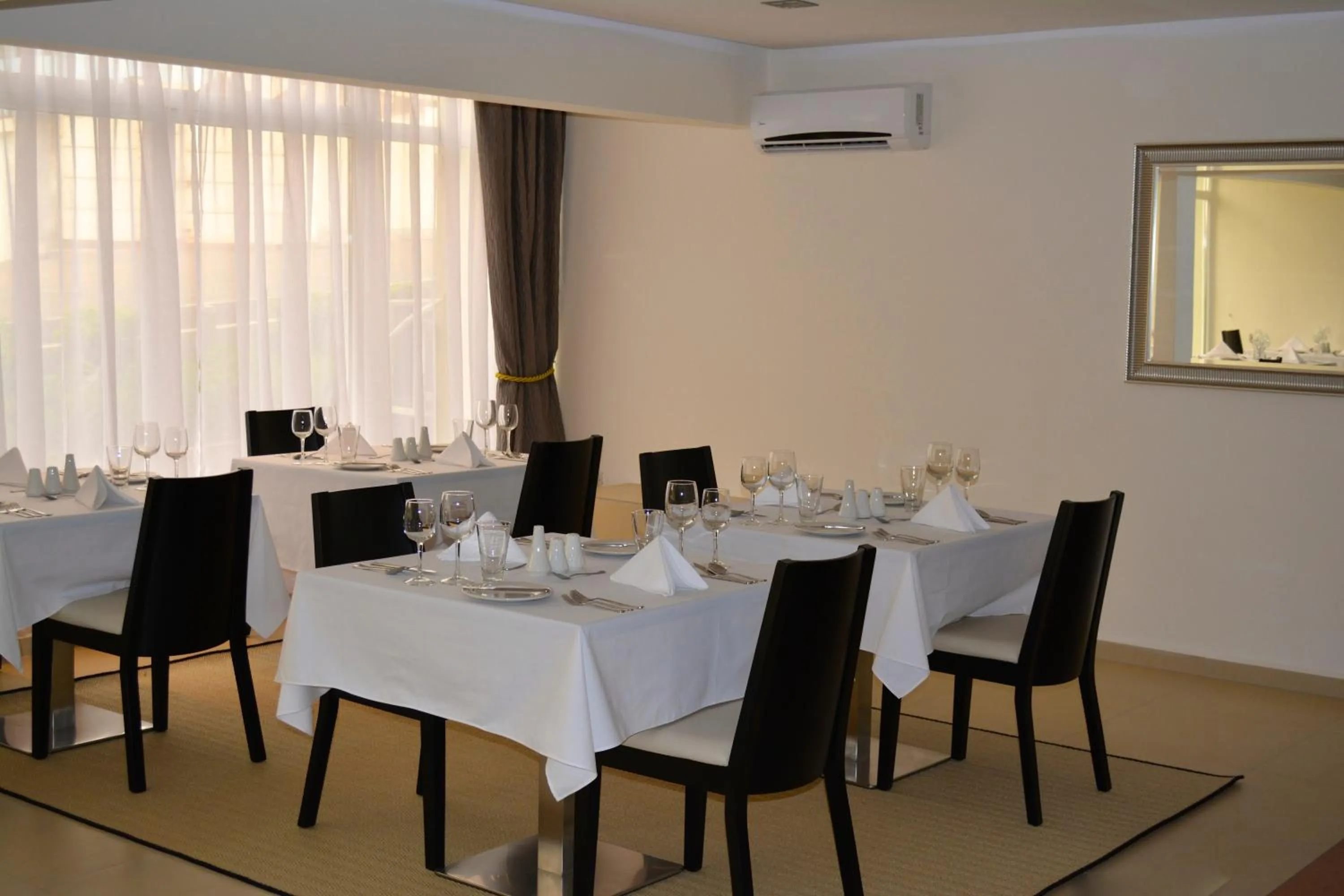 Restaurant/places to eat in New Brookfields Hotel