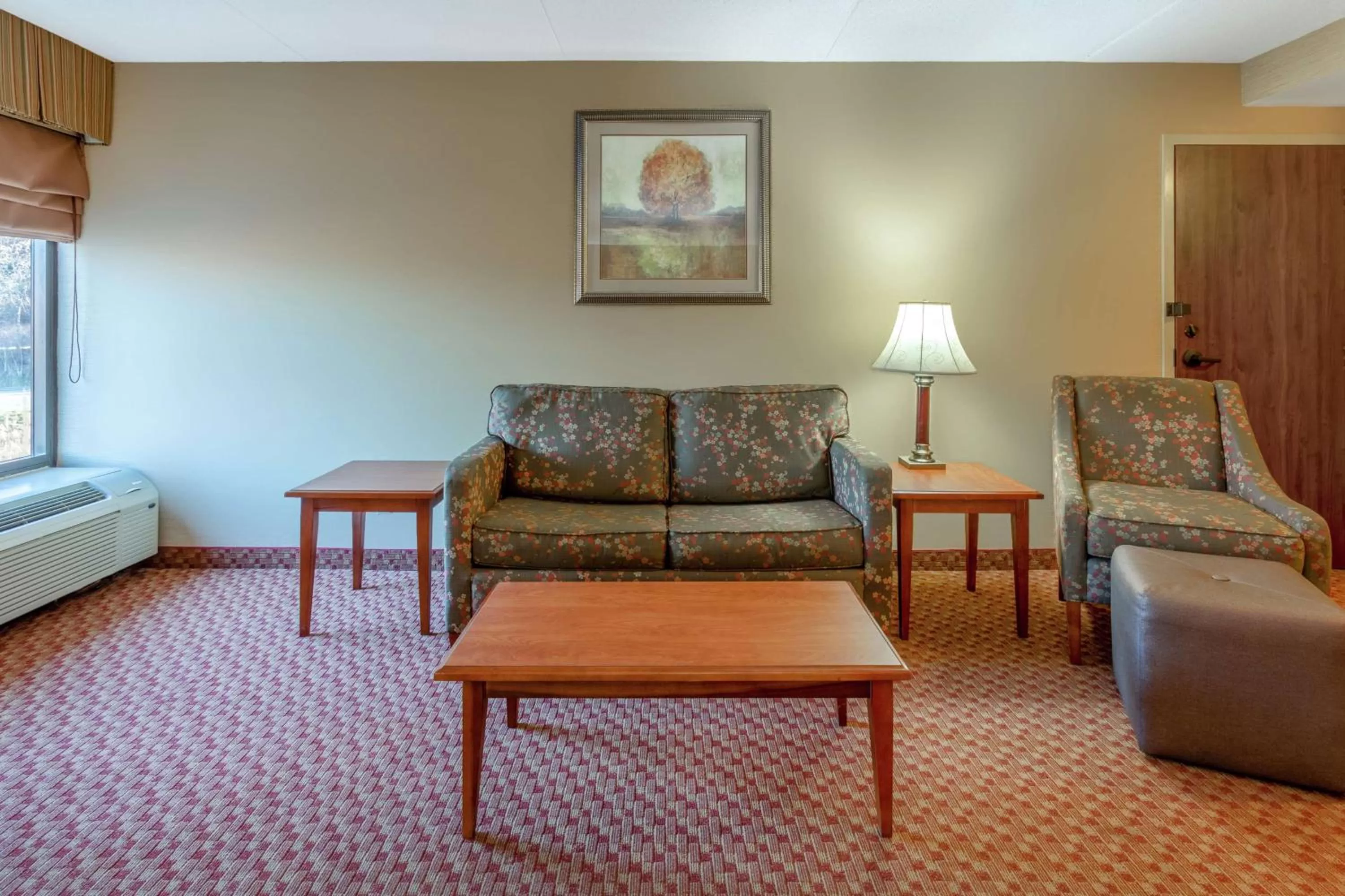 Living room in Hampton Inn East Peoria