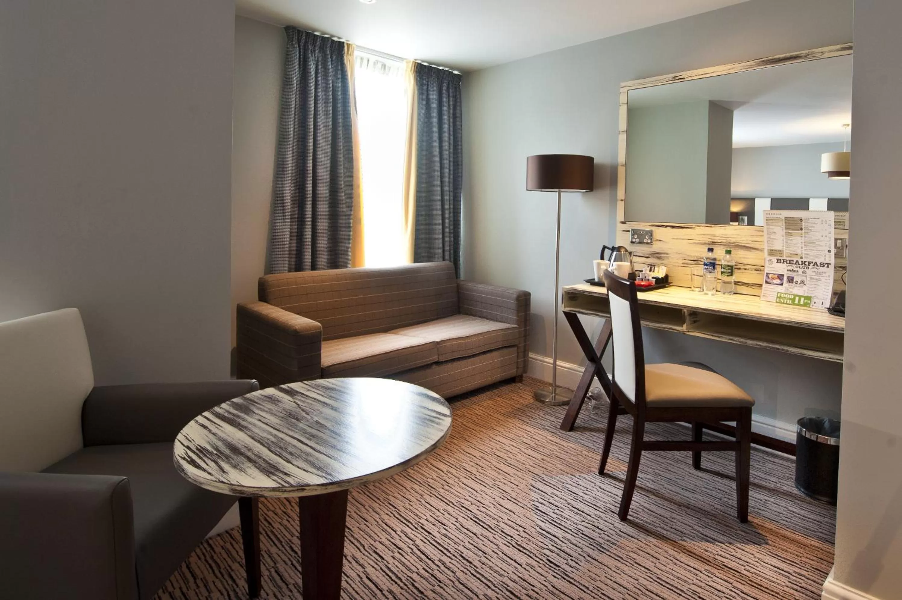 Bed, Seating Area in The Red Lion Wetherspoon