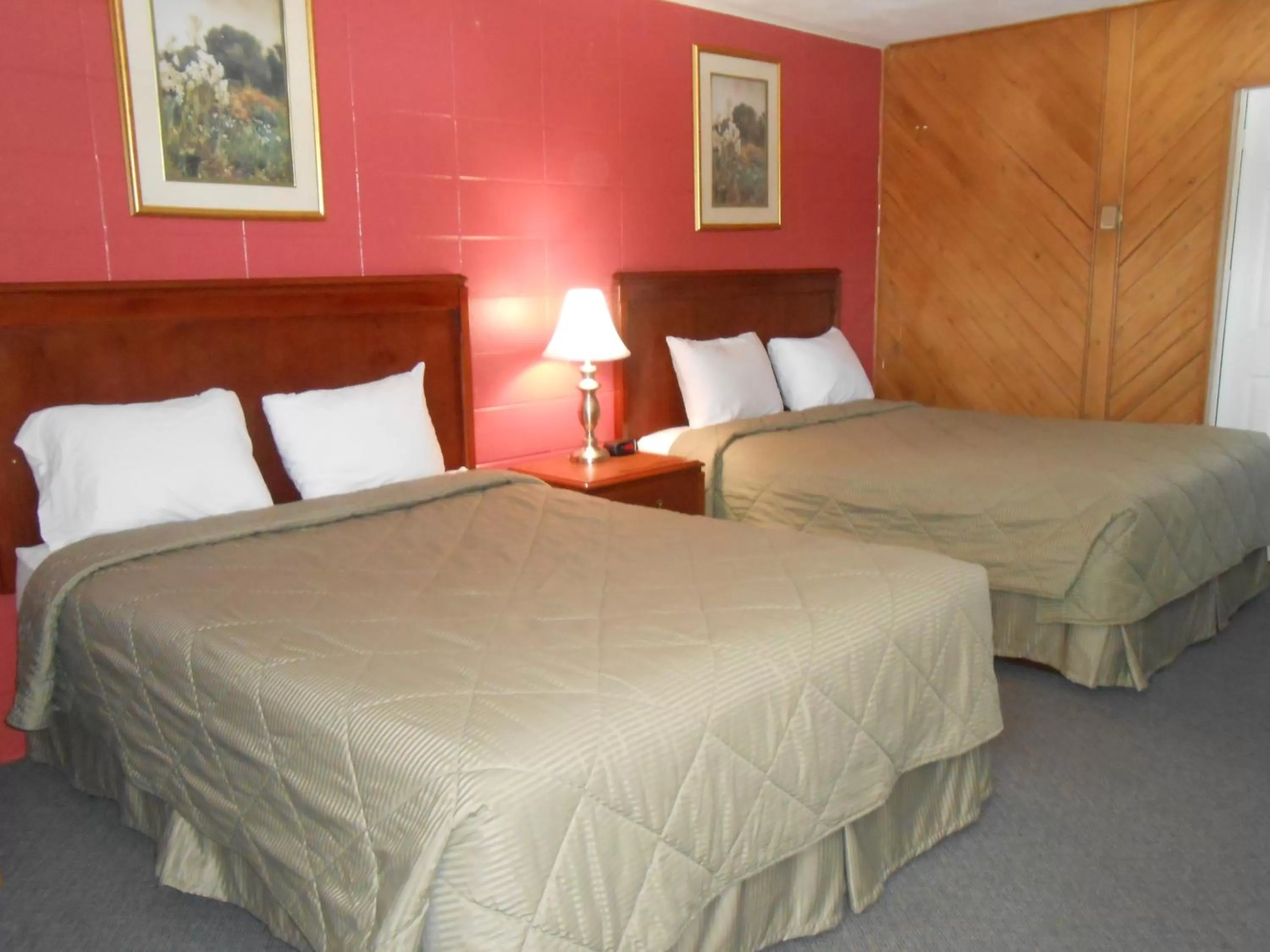 Bedroom, Bed in Aquarius Motel