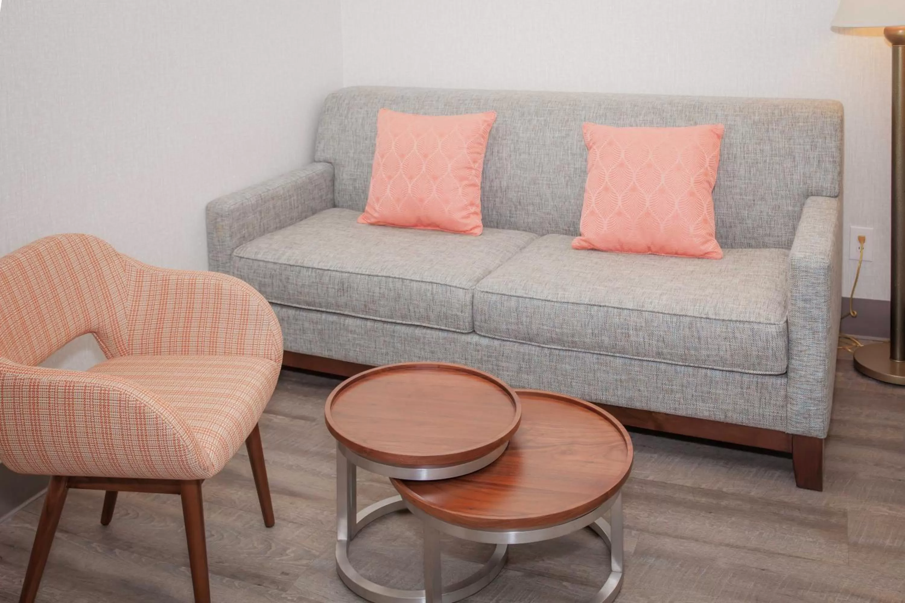 Living room in Pasadena Rose & Crown Hotel