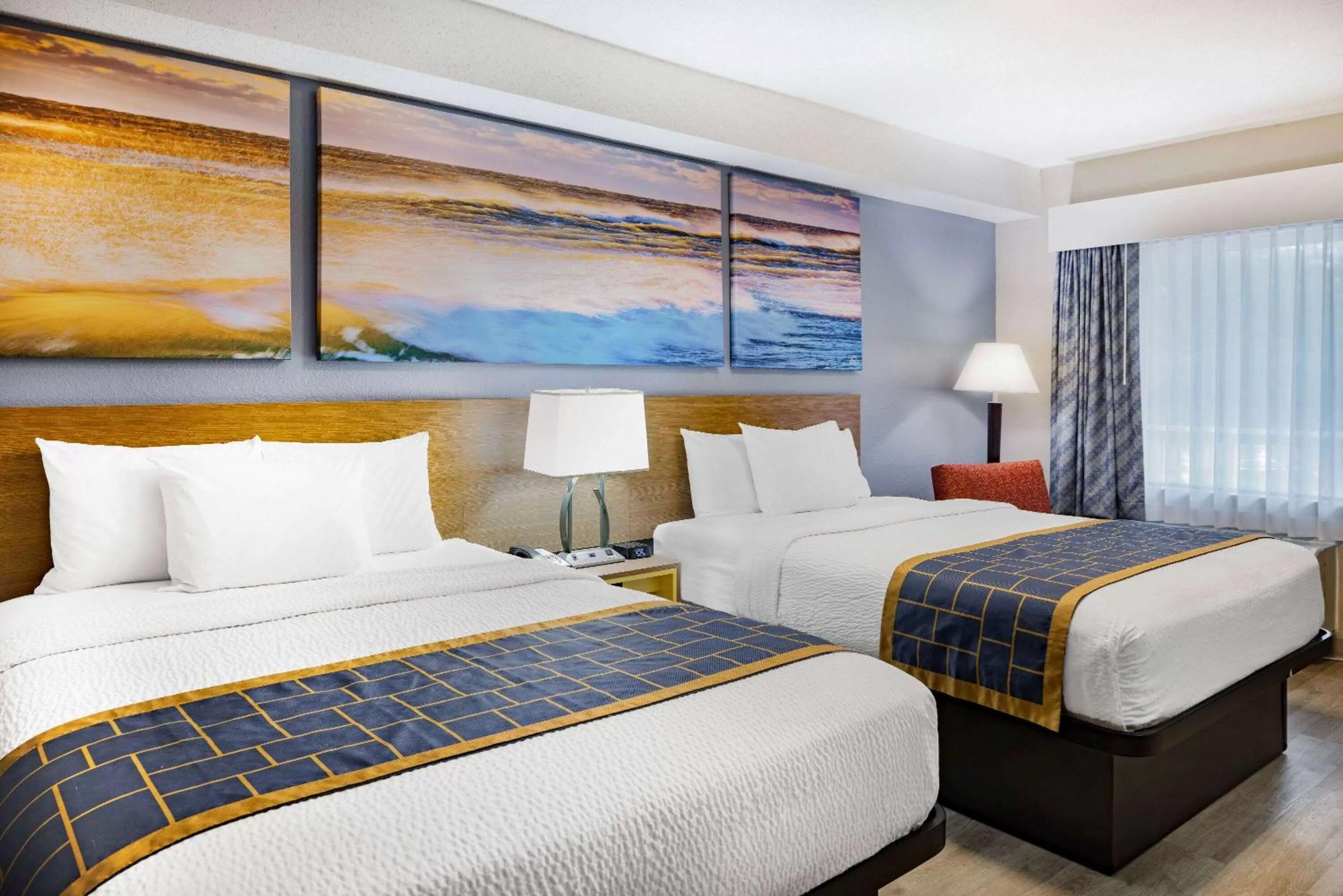 Bed in Days Inn & Suites by Wyndham Savannah Midtown