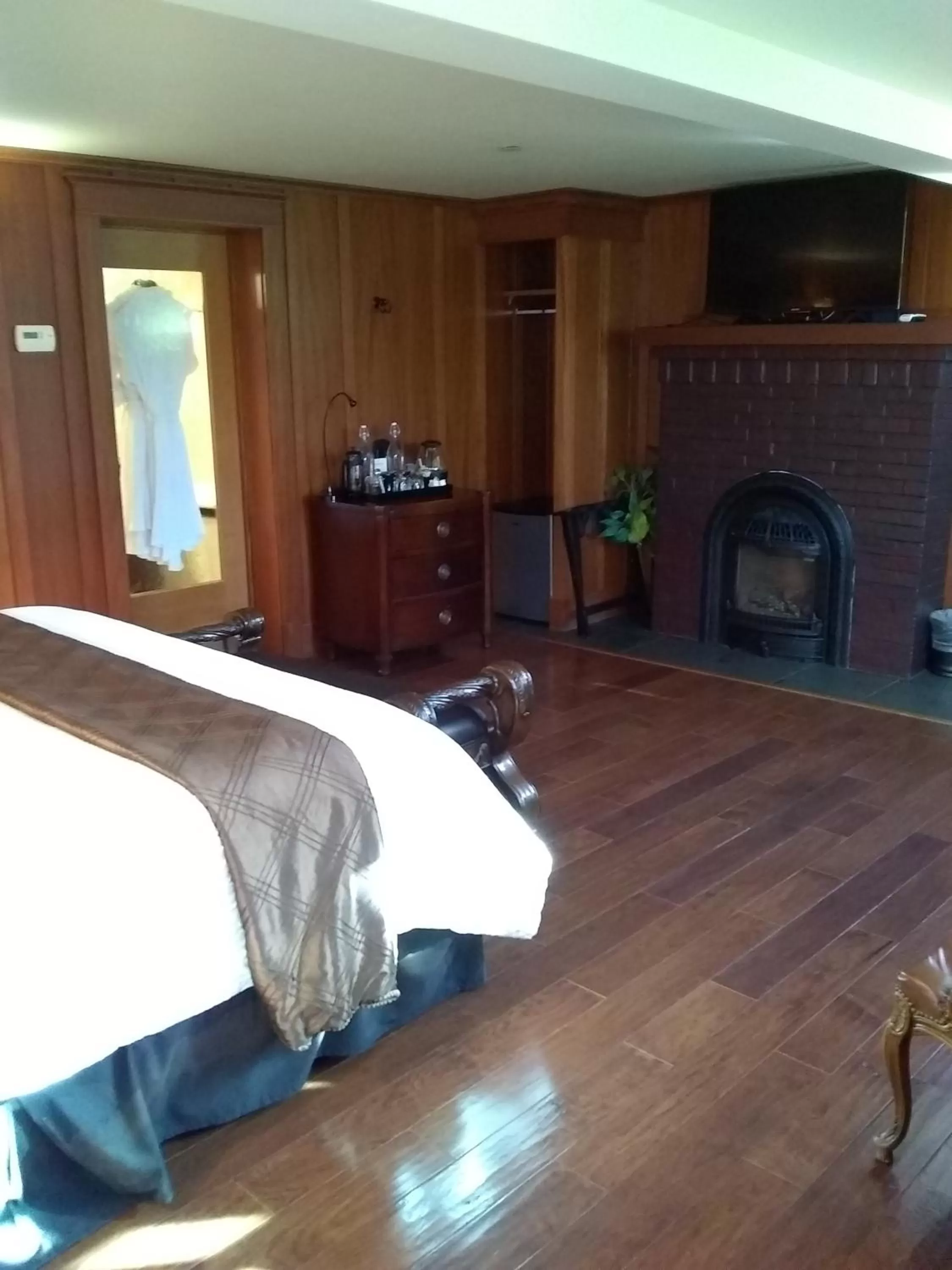 Bed in Noyo Harbor Inn