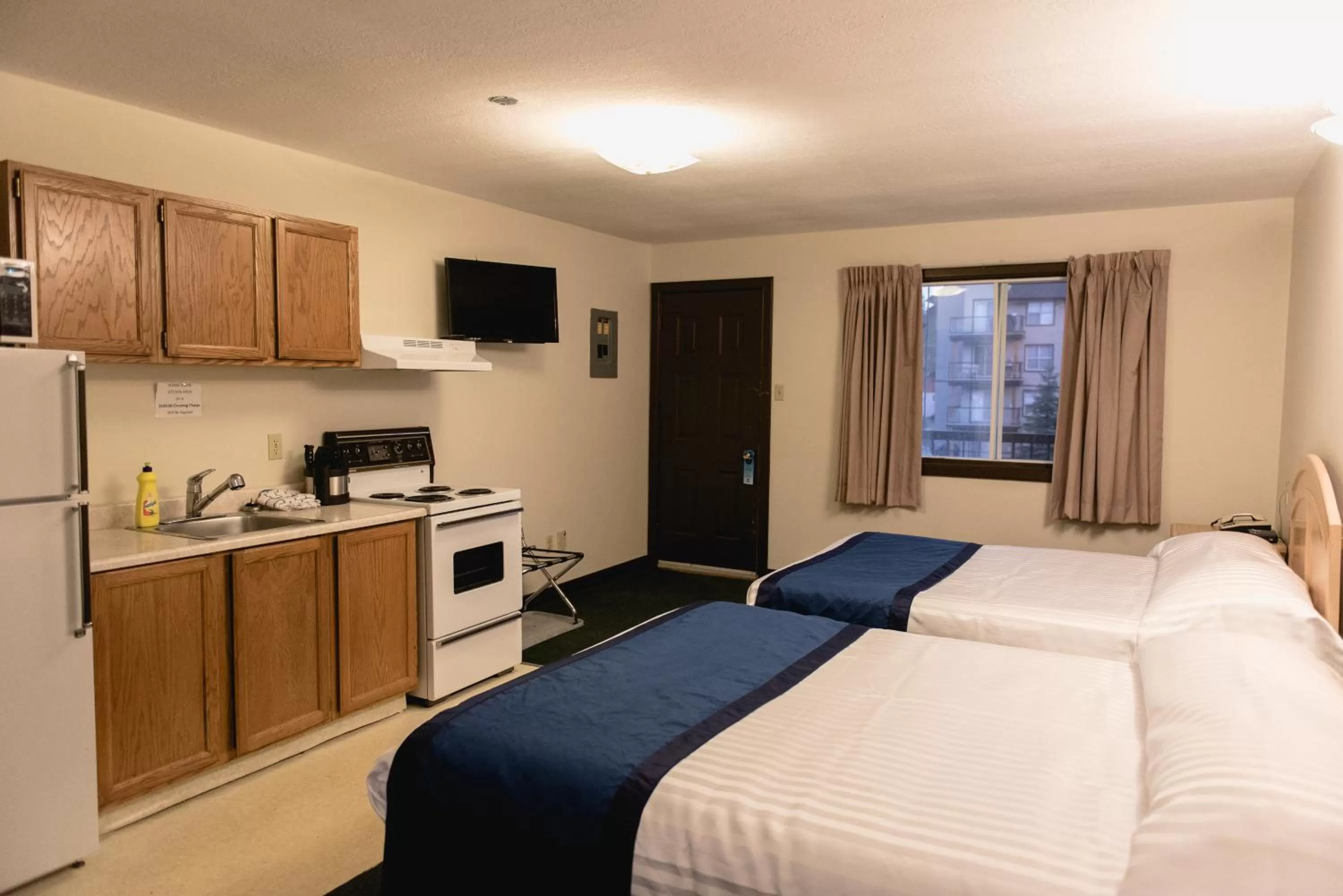 Kitchen/Kitchenette in Radium Park Lodge