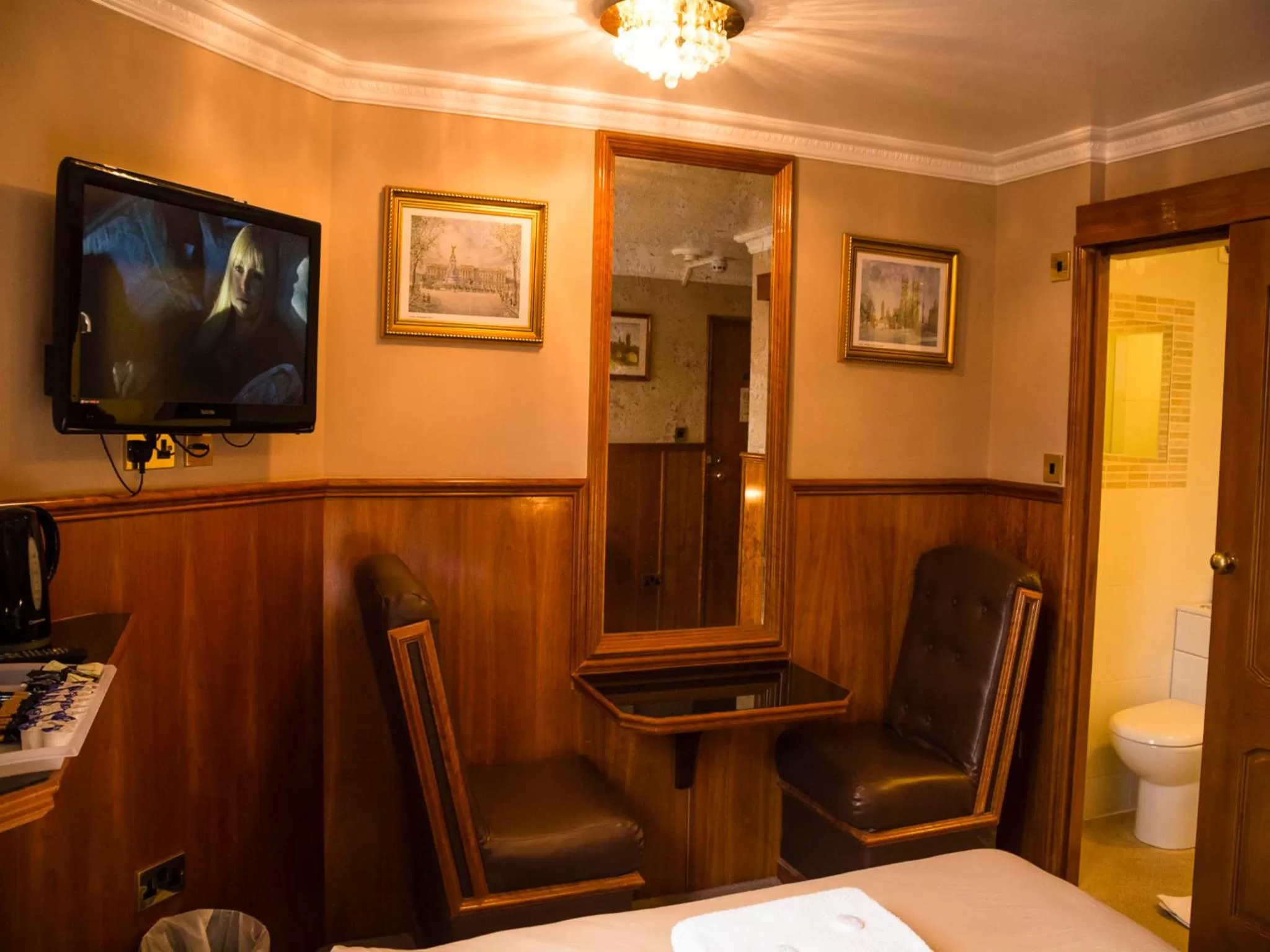 Photo of the whole room in Cricklewood Lodge Hotel