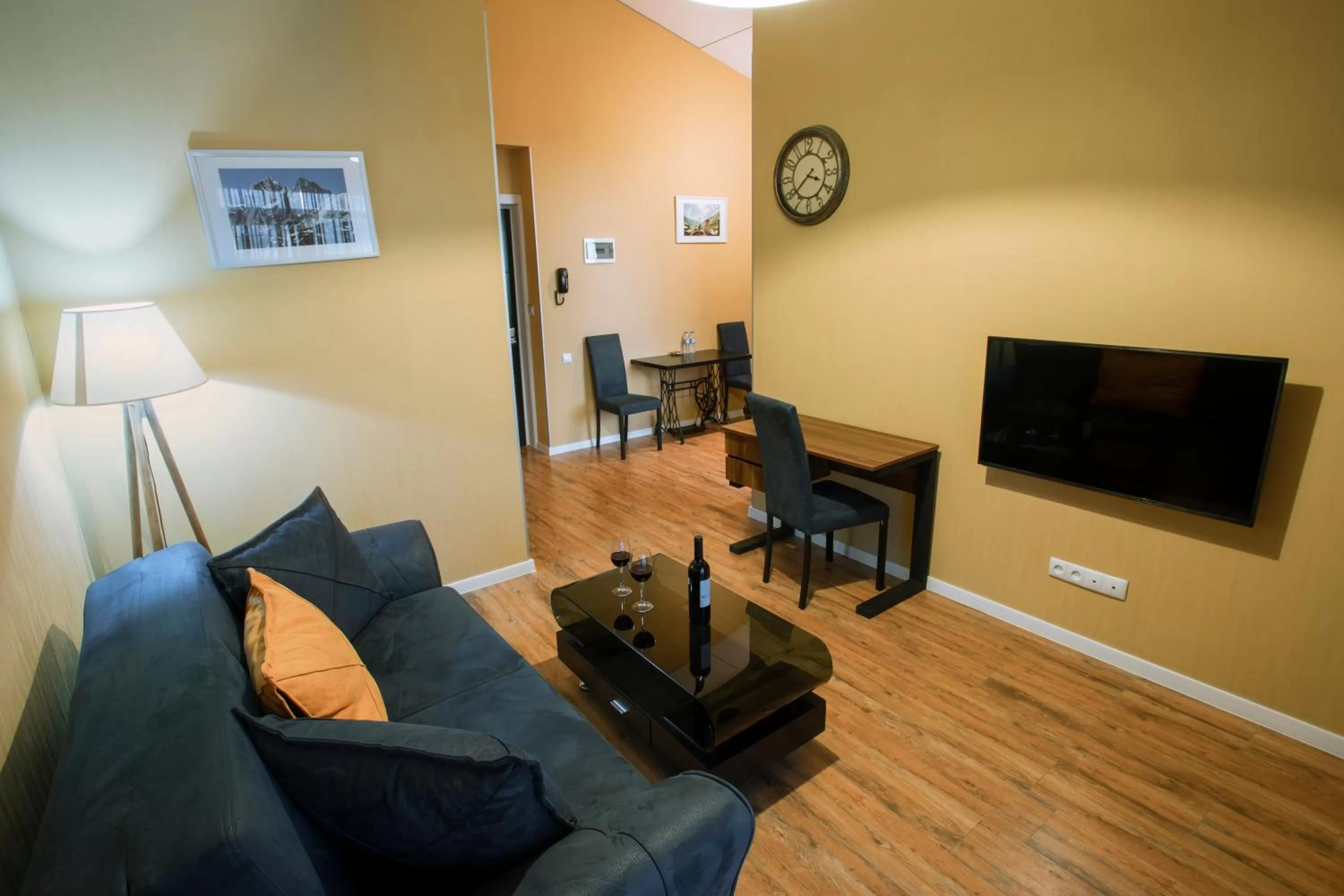 TV and multimedia in Apart Hotel West