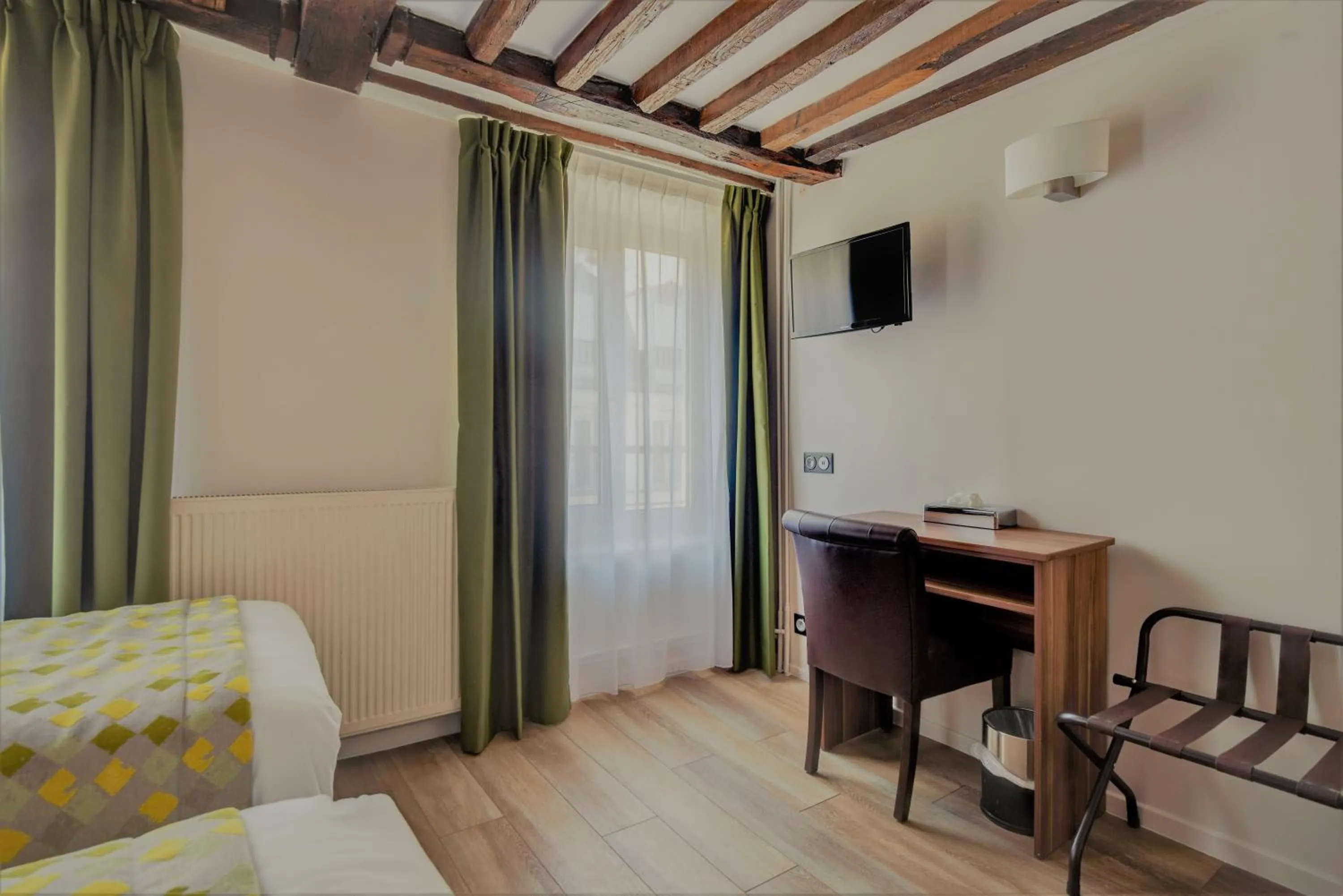 Photo of the whole room, Bed in Hotel Chabrol Opera