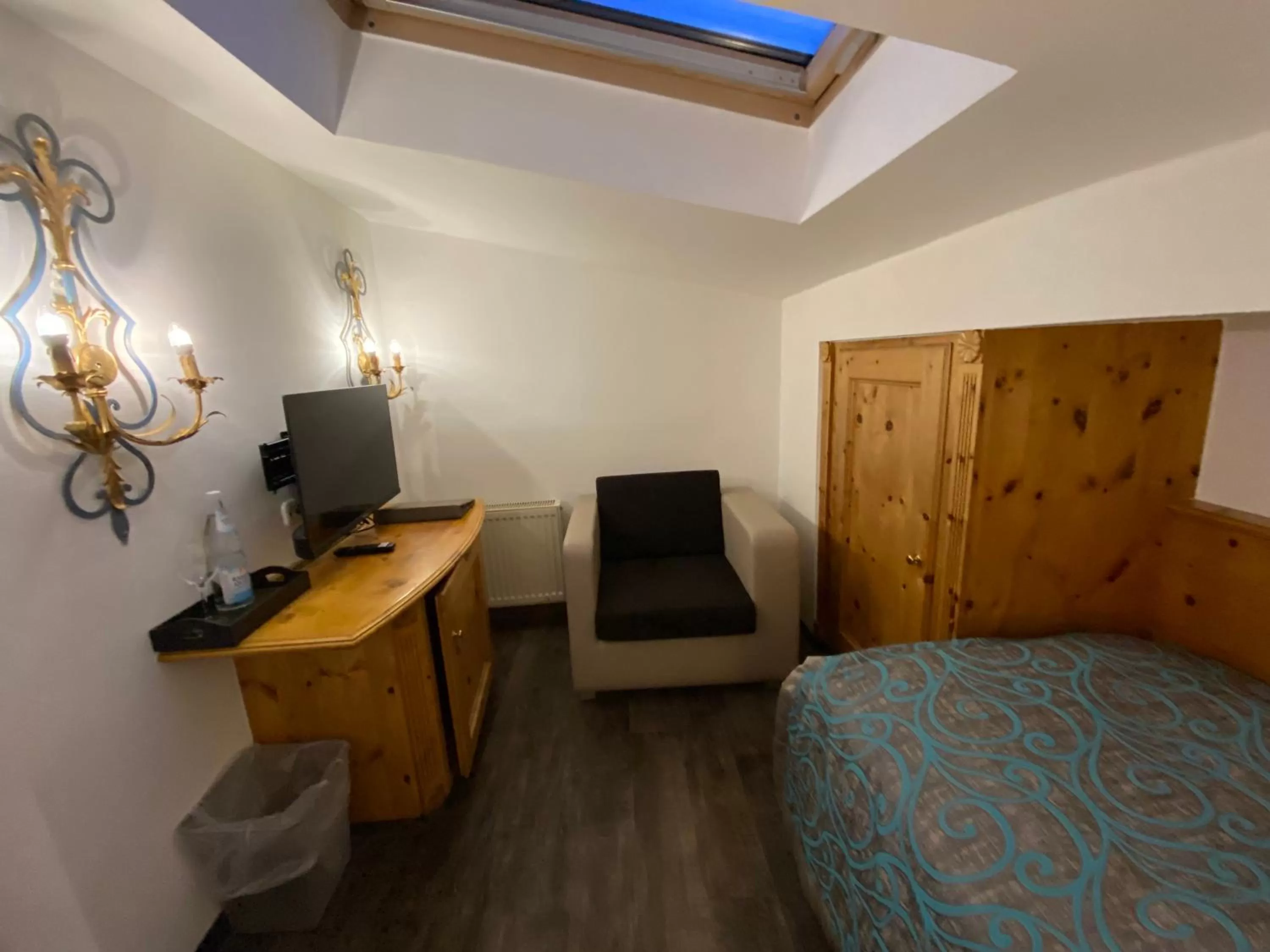 TV and multimedia, TV/Entertainment Center in Atlas Posthotel