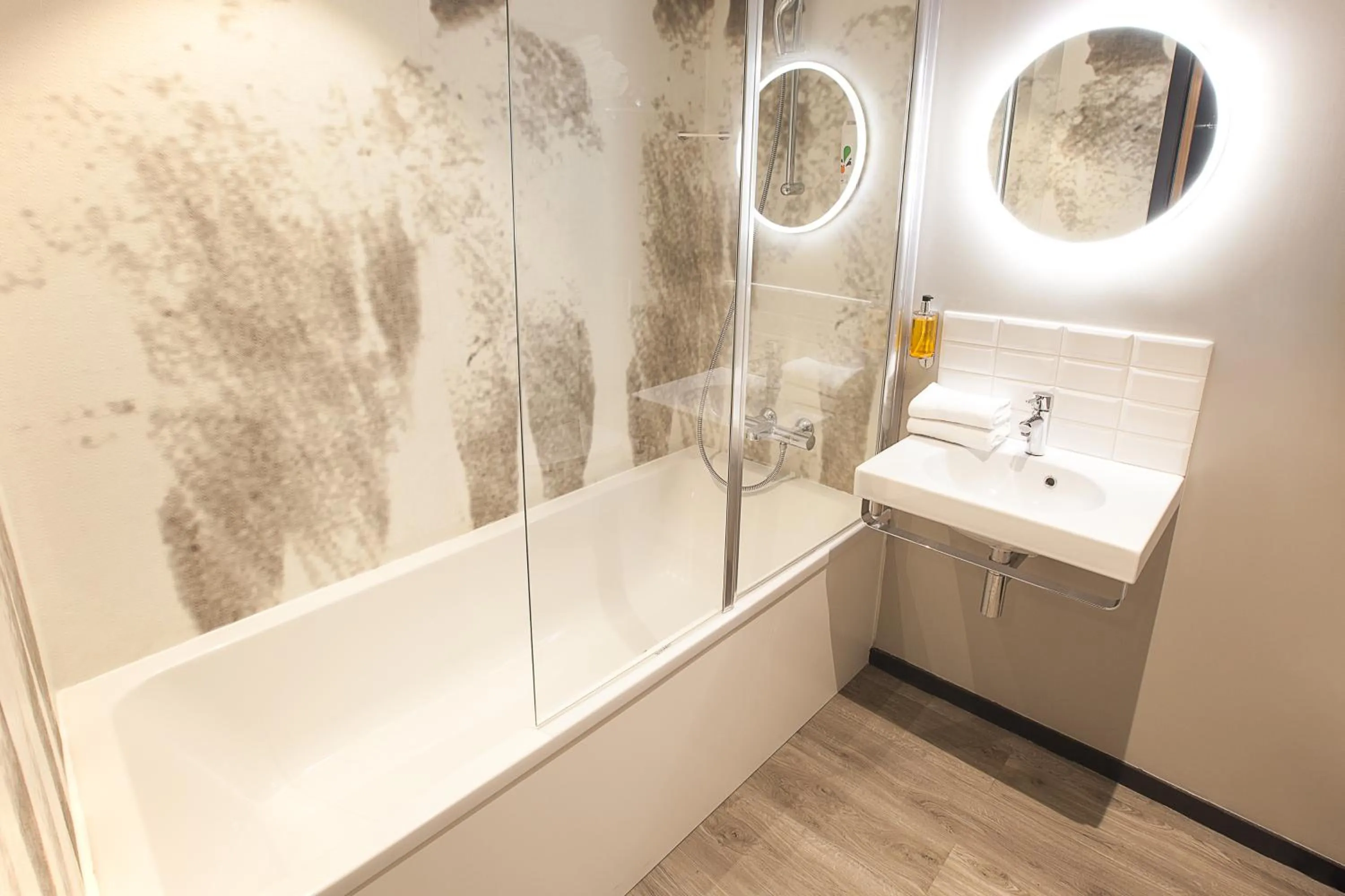 Shower in ibis Styles Paris 16 Boulogne