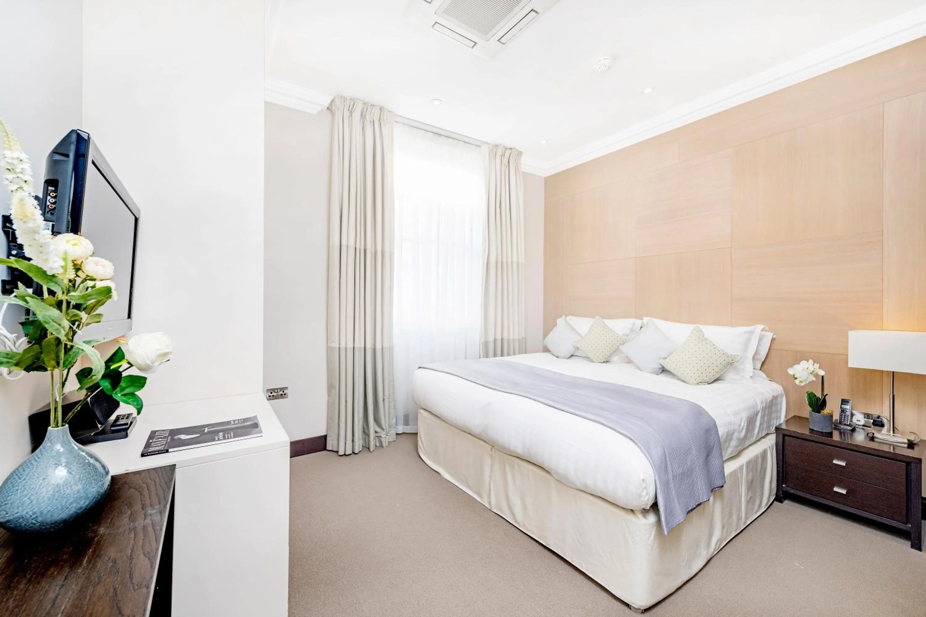 Bedroom, Bed in 130 Queen's Gate Apartments