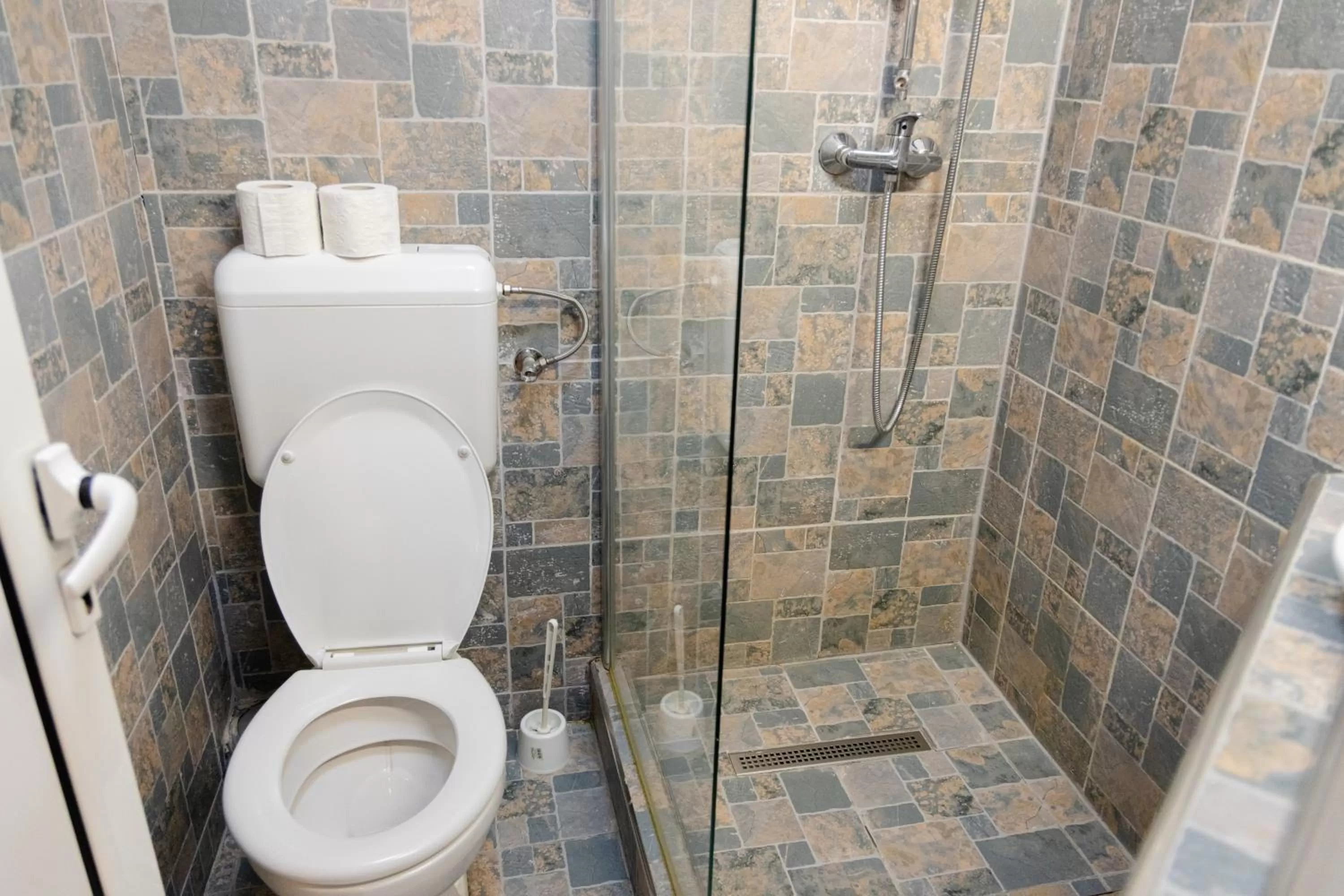 Bathroom in Pensiunea Pictorilor