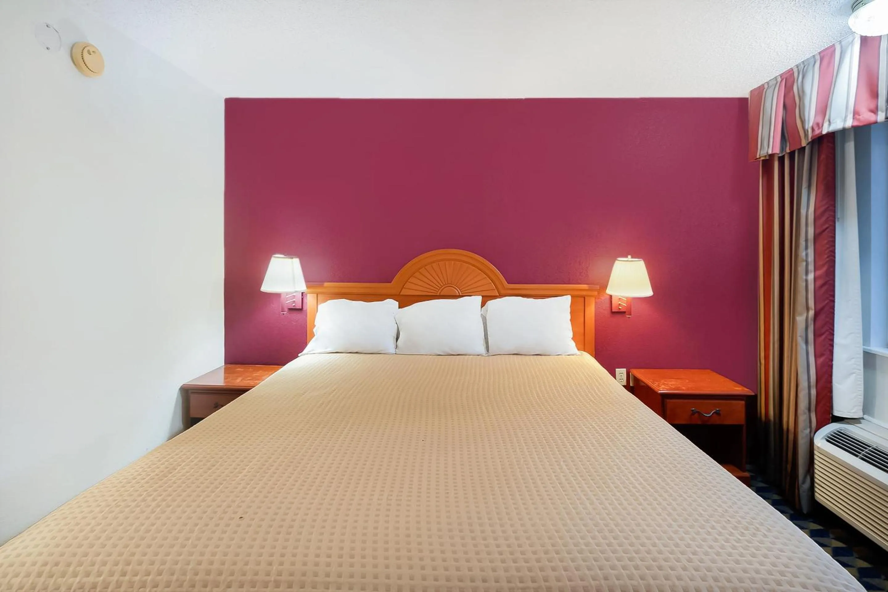 Bedroom in OYO Hotel Manning SC