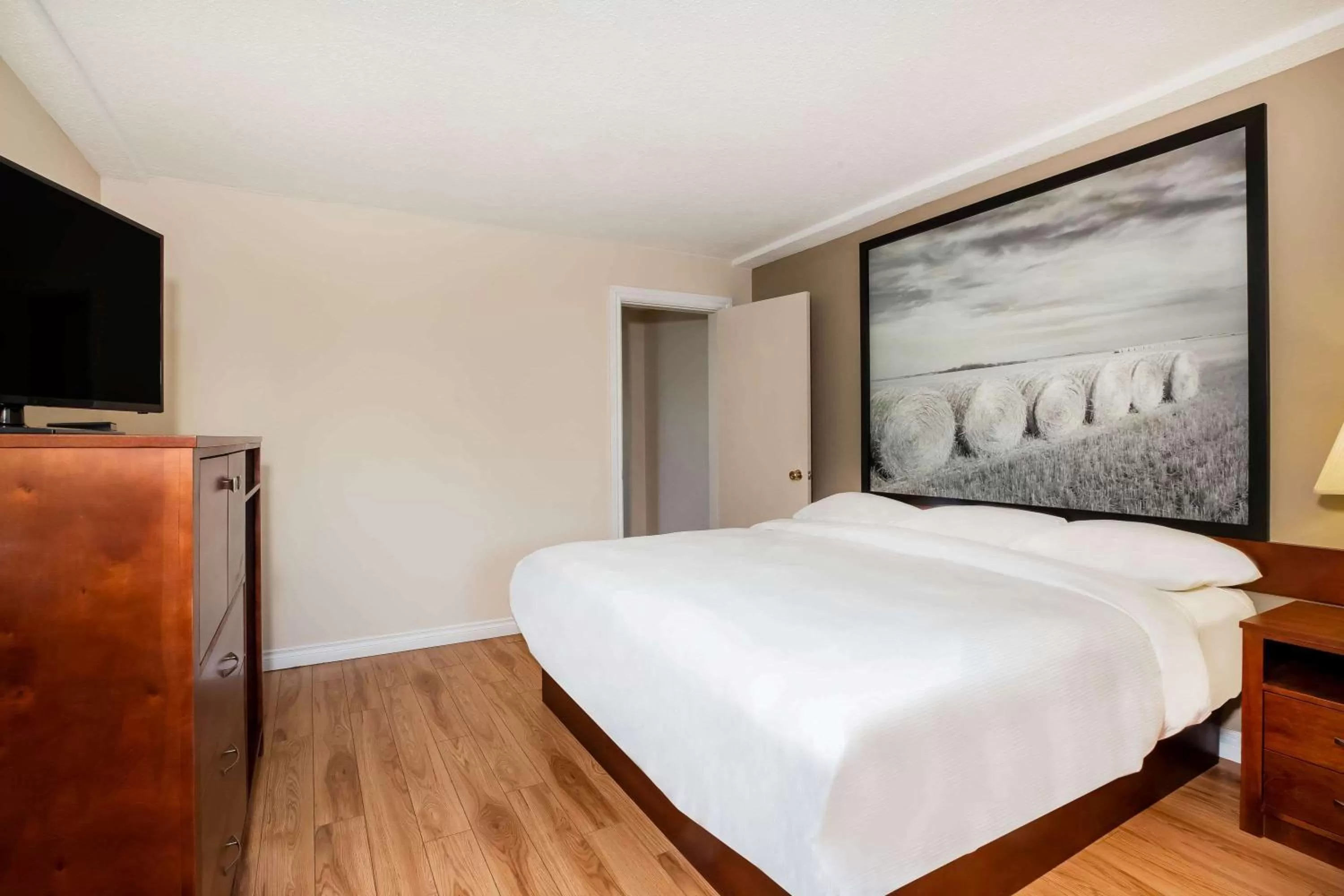 Photo of the whole room, Bed in Super 8 by Wyndham Smoky Lake