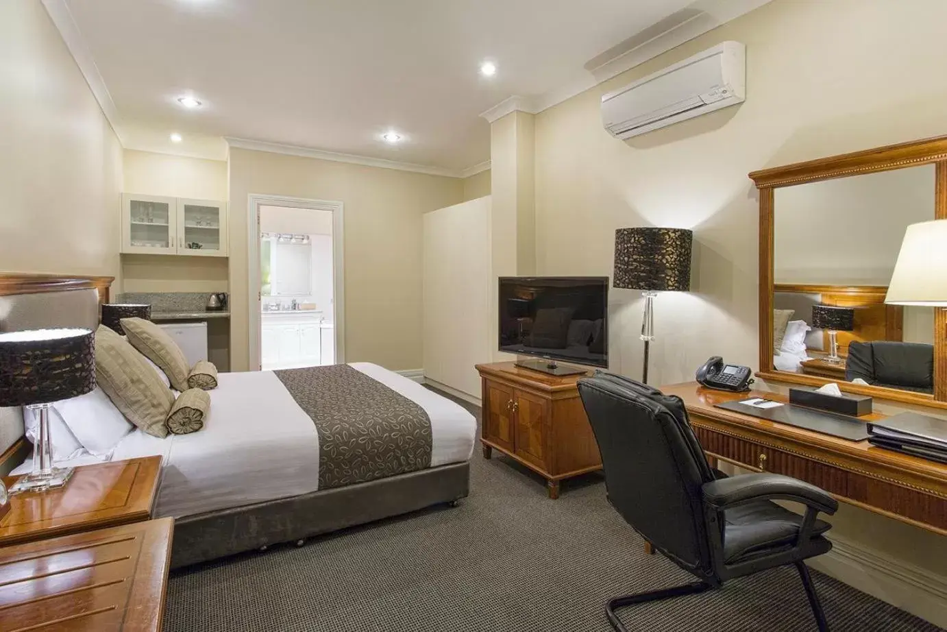 Deluxe Queen Room in The Grand Hotel Launceston (Formerly Clarion Hotel) Deluxe Queen Room in The Grand Hotel Launceston (Formerly Clarion Hotel)