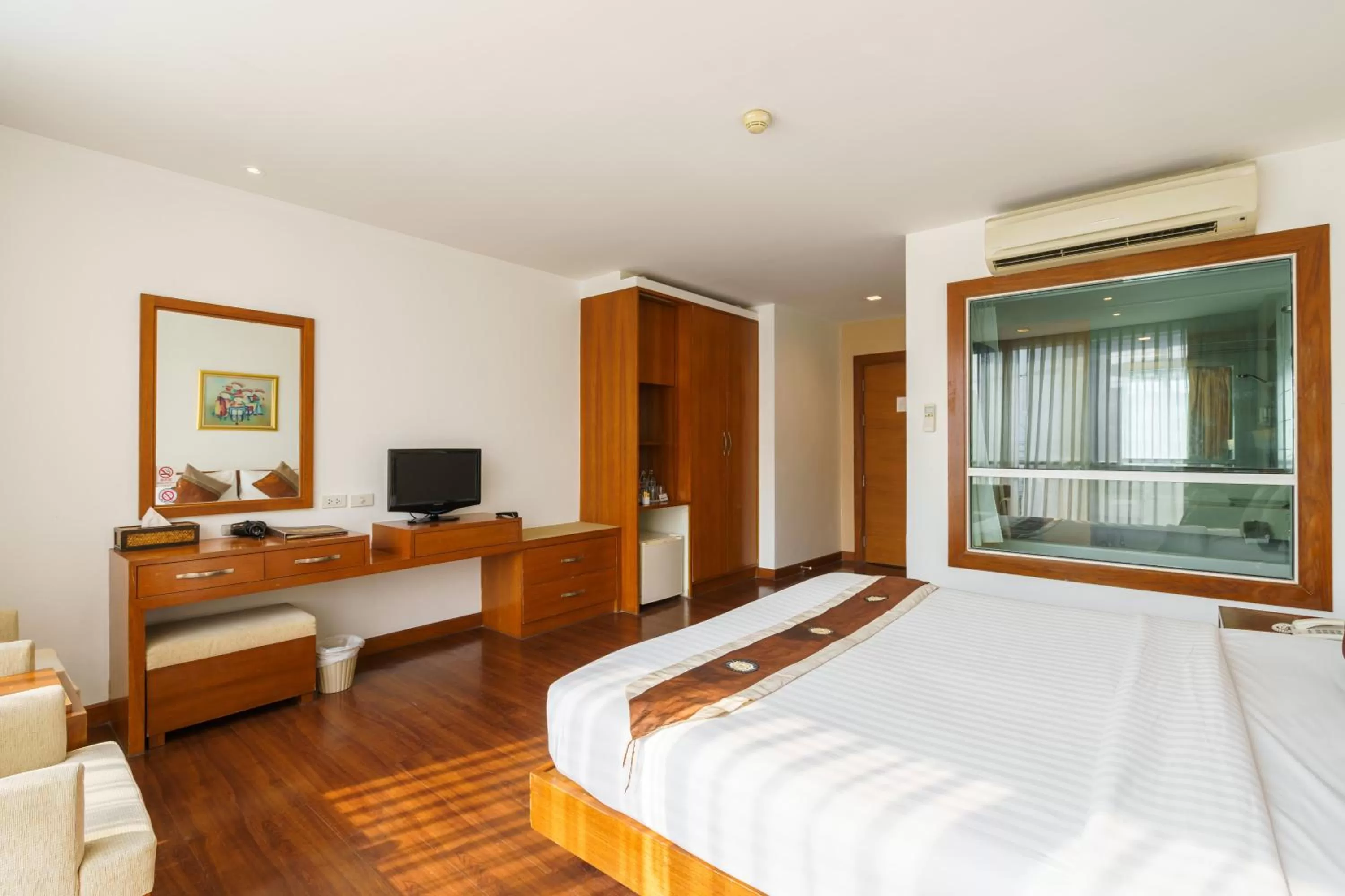 Photo of the whole room, Bed in Lantana Resort Hotel Bangkok