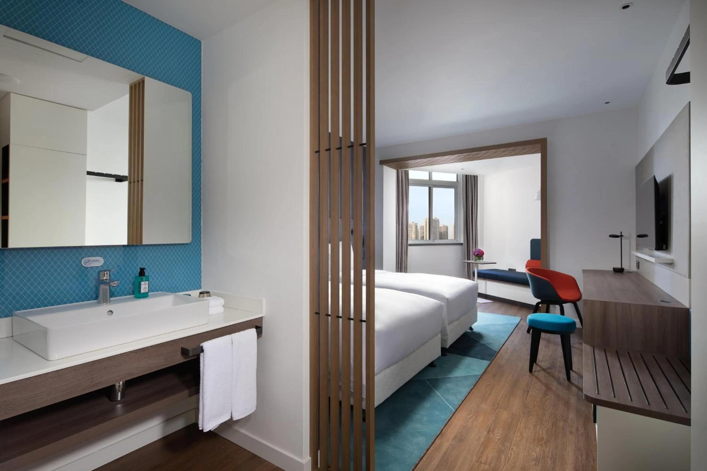 Photo of the whole room, Bed in Holiday Inn Express Chengdu Longquanyi North by IHG