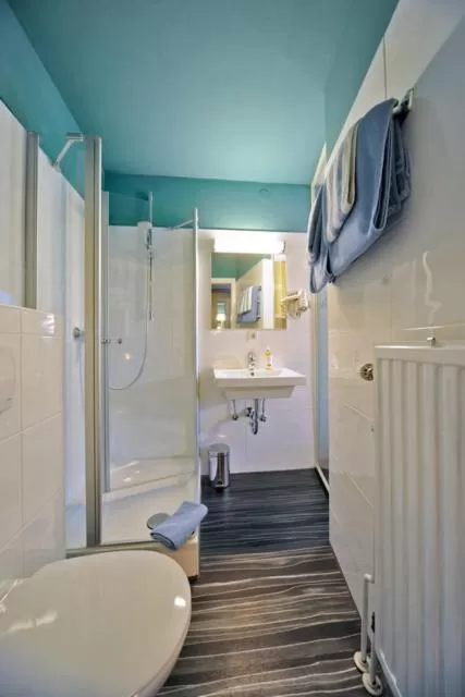 Shower in Best Western Hotel Würzburg-Süd