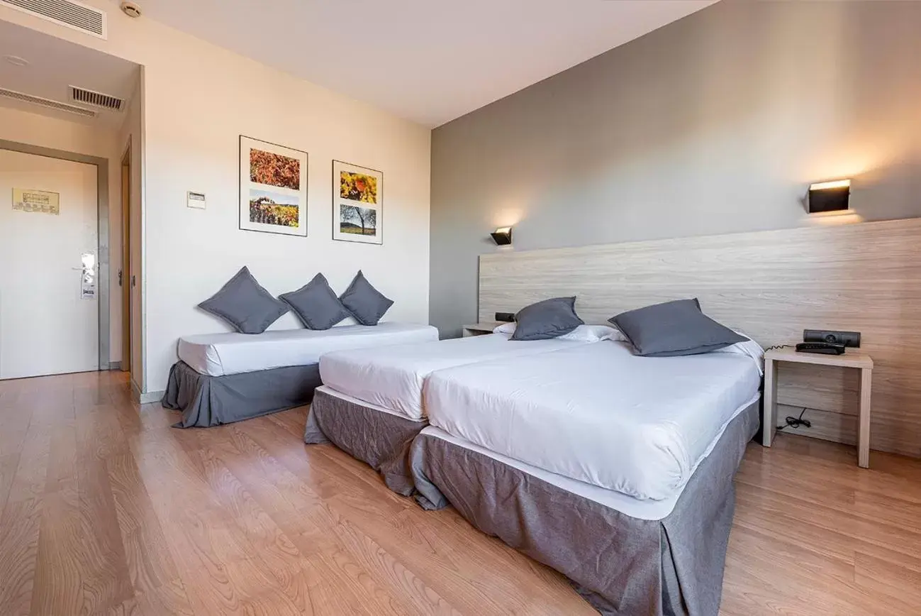 Triple Room in Hotel Air Penedès Triple Room in Hotel Air Penedès