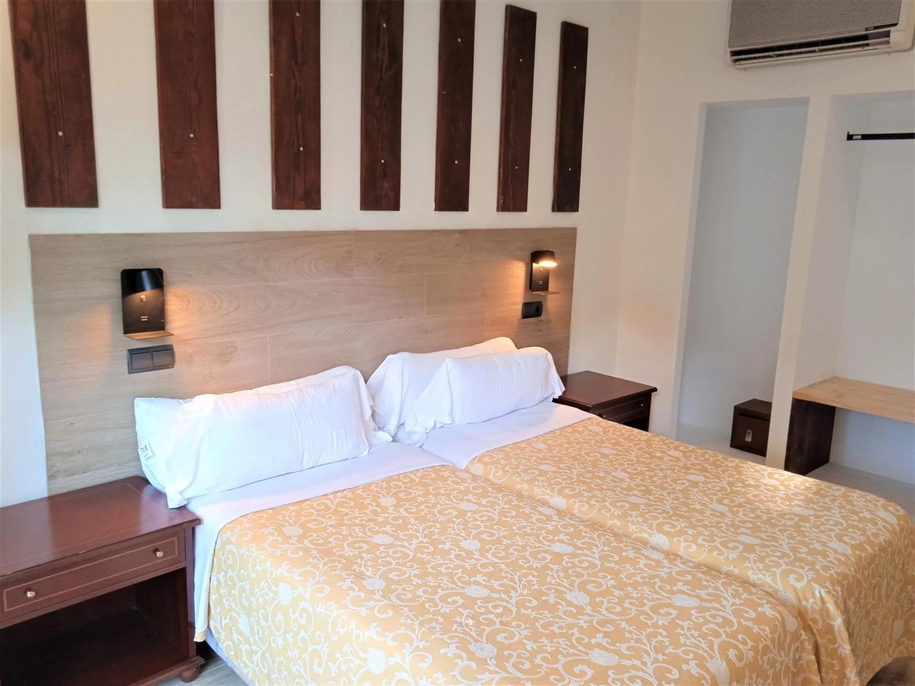 Photo of the whole room, Bed in Hotel 153