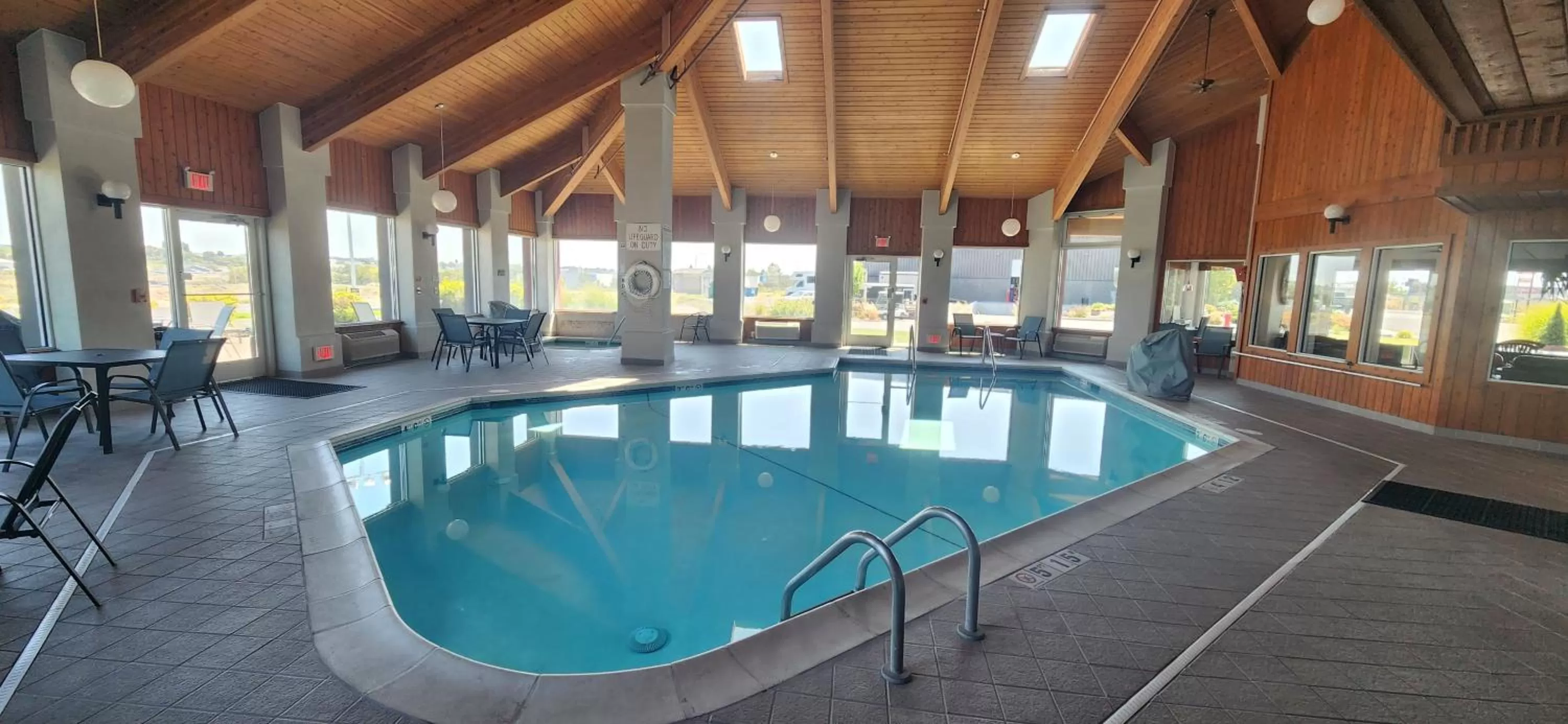 Swimming pool in Ten Pin Inn & Suites