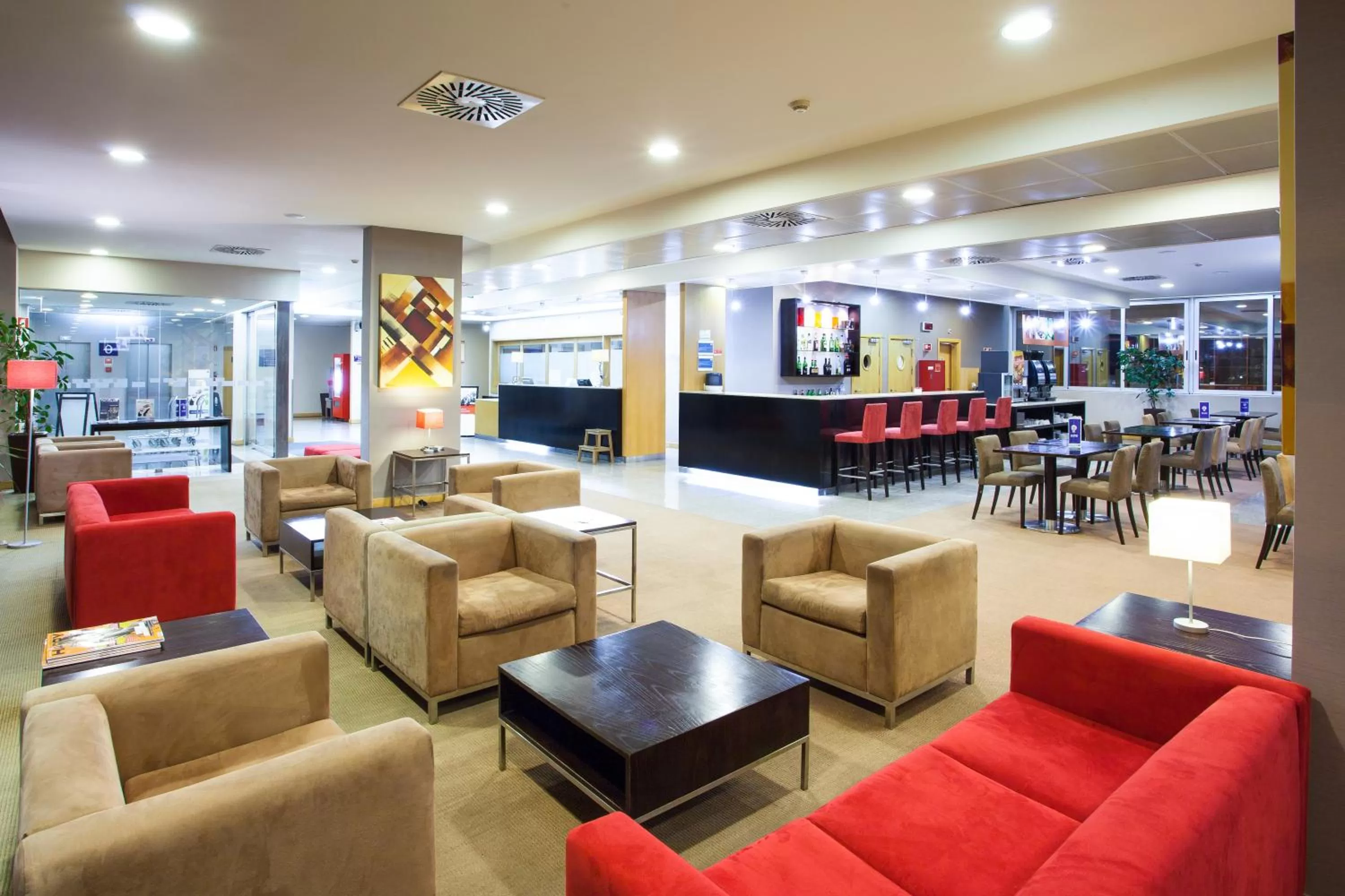 Communal lounge/ TV room in Holiday Inn Express Lisbon-Oeiras by IHG