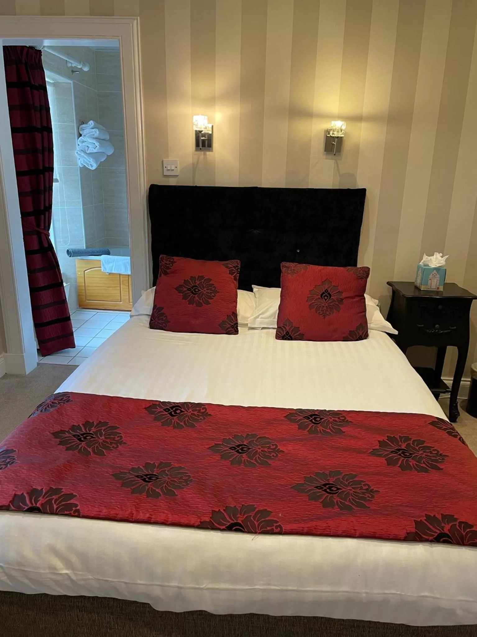 Bed in The Original Rosslyn Inn