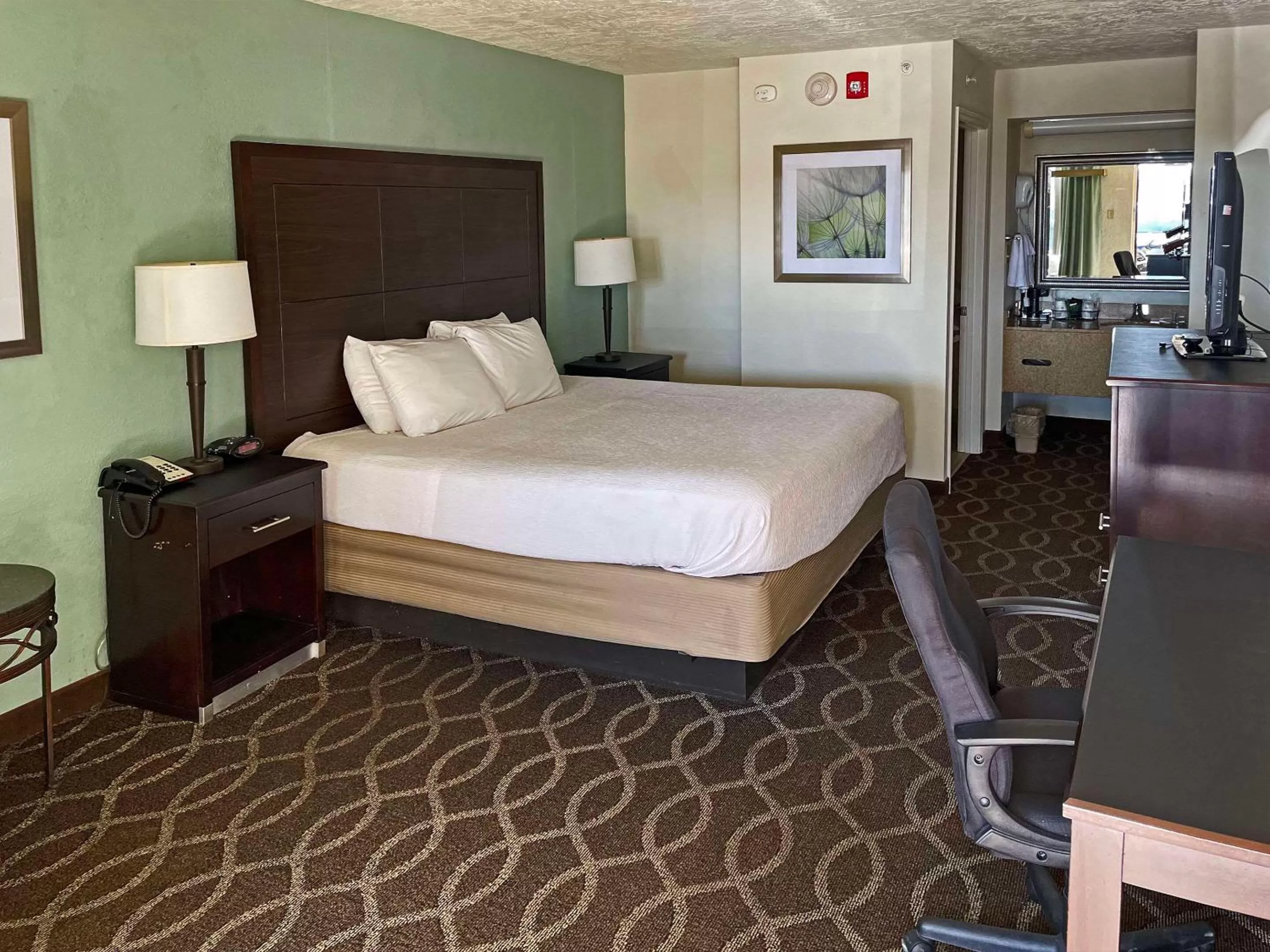 Bedroom, Bed in Quality Inn Clinton North