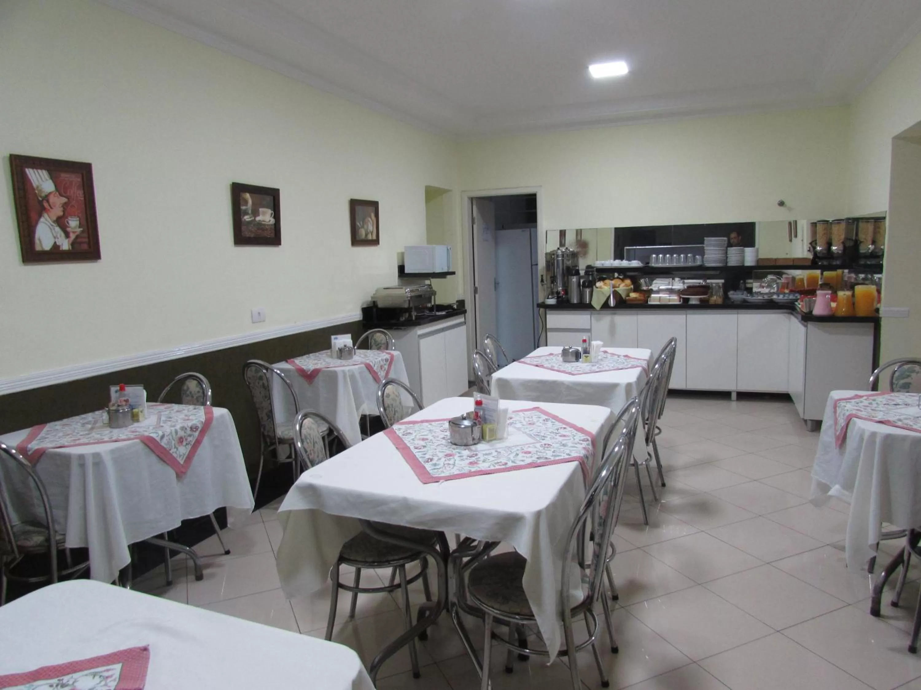 Restaurant/Places to Eat in Hotel Monteneve a 2 minutos do Bom Retiro, a 8 minutos da 25 de Março a 100 metros da estação de trem para Aeroporto Internacional de Guarulhos