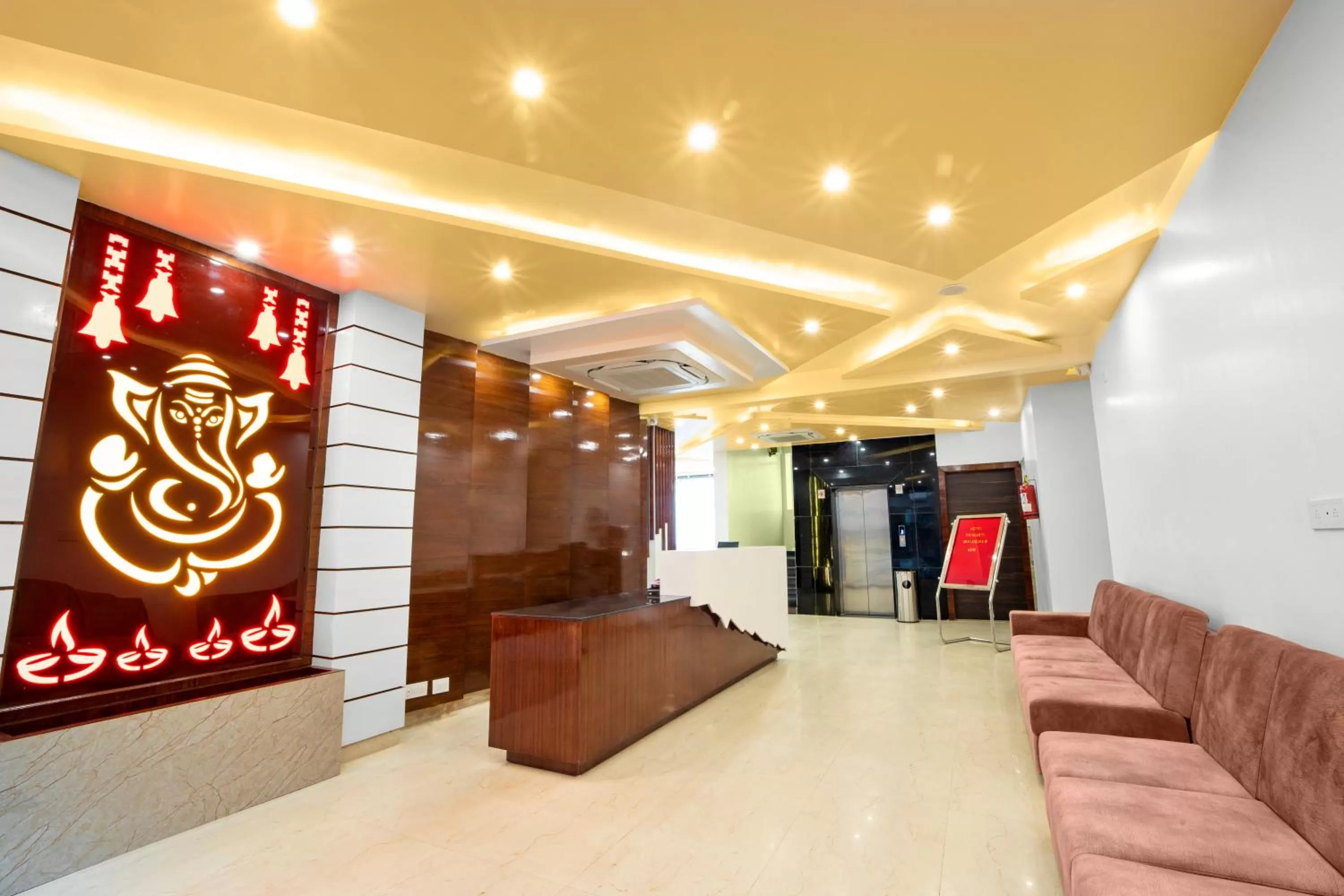Property building, Lobby/Reception in Hotel Trimurti