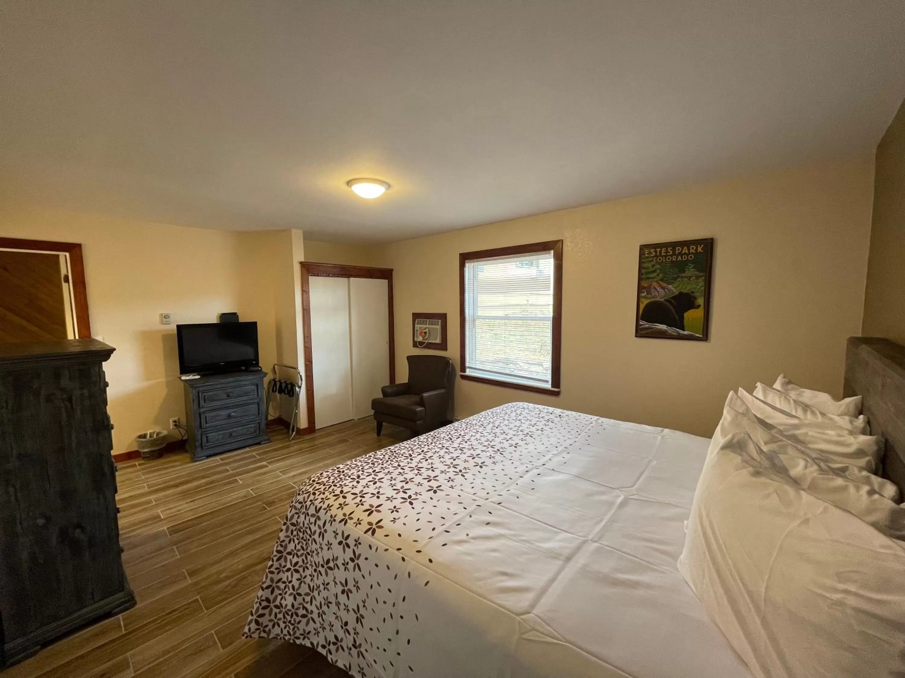 Bedroom, Bed in Estes Mountain Inn